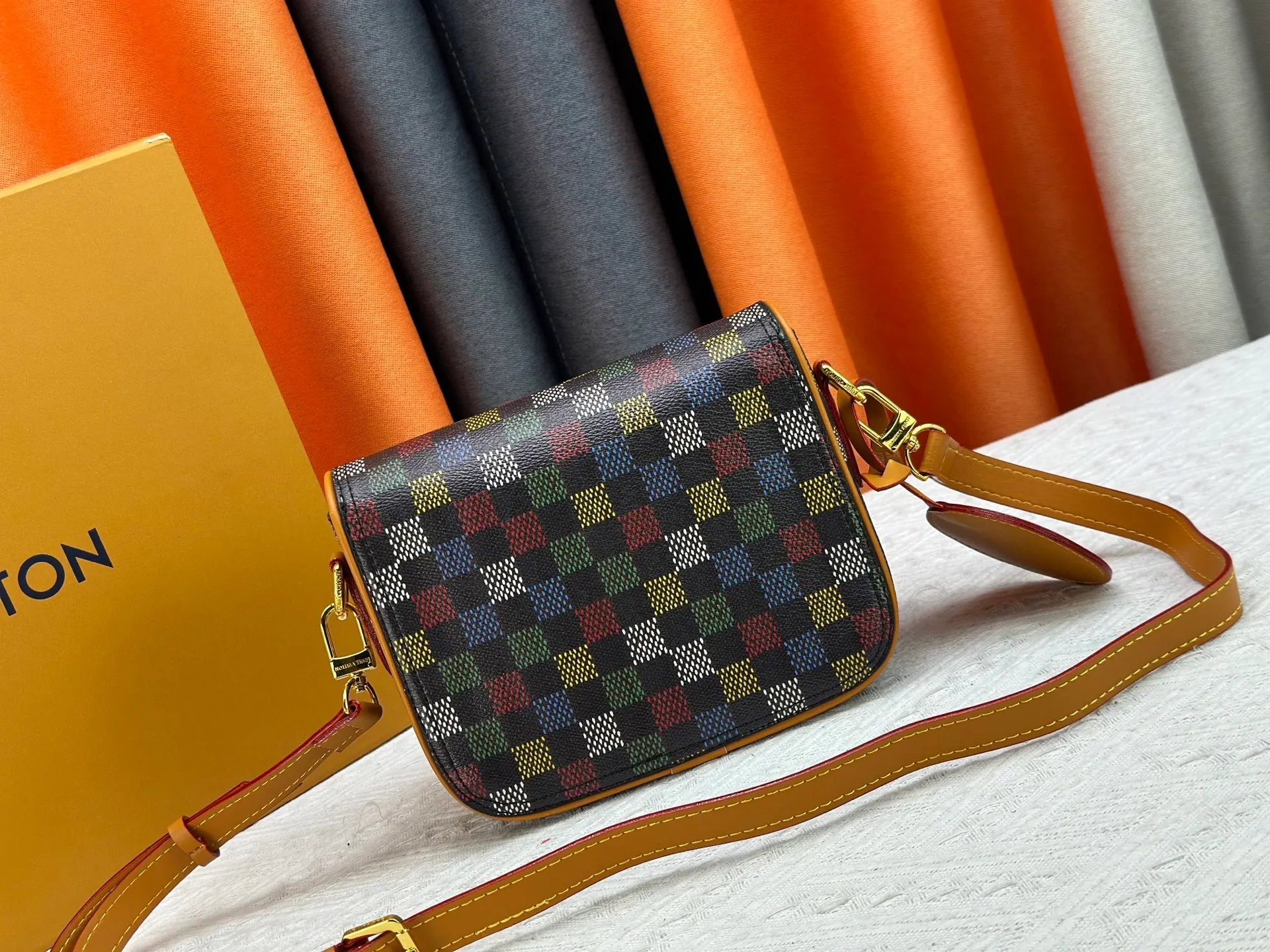 P260 Upgraded original M12694 yellow N00147 checkerboard Montsouris small messenger bag uses Monogram Macassar to create ample space, making it a perfect choice for daily travel. The retro structure and leather shoulder strap can also be easily worn in formal occasions. Dimensions: 20 x 17 x 7 cm (length x height x width)