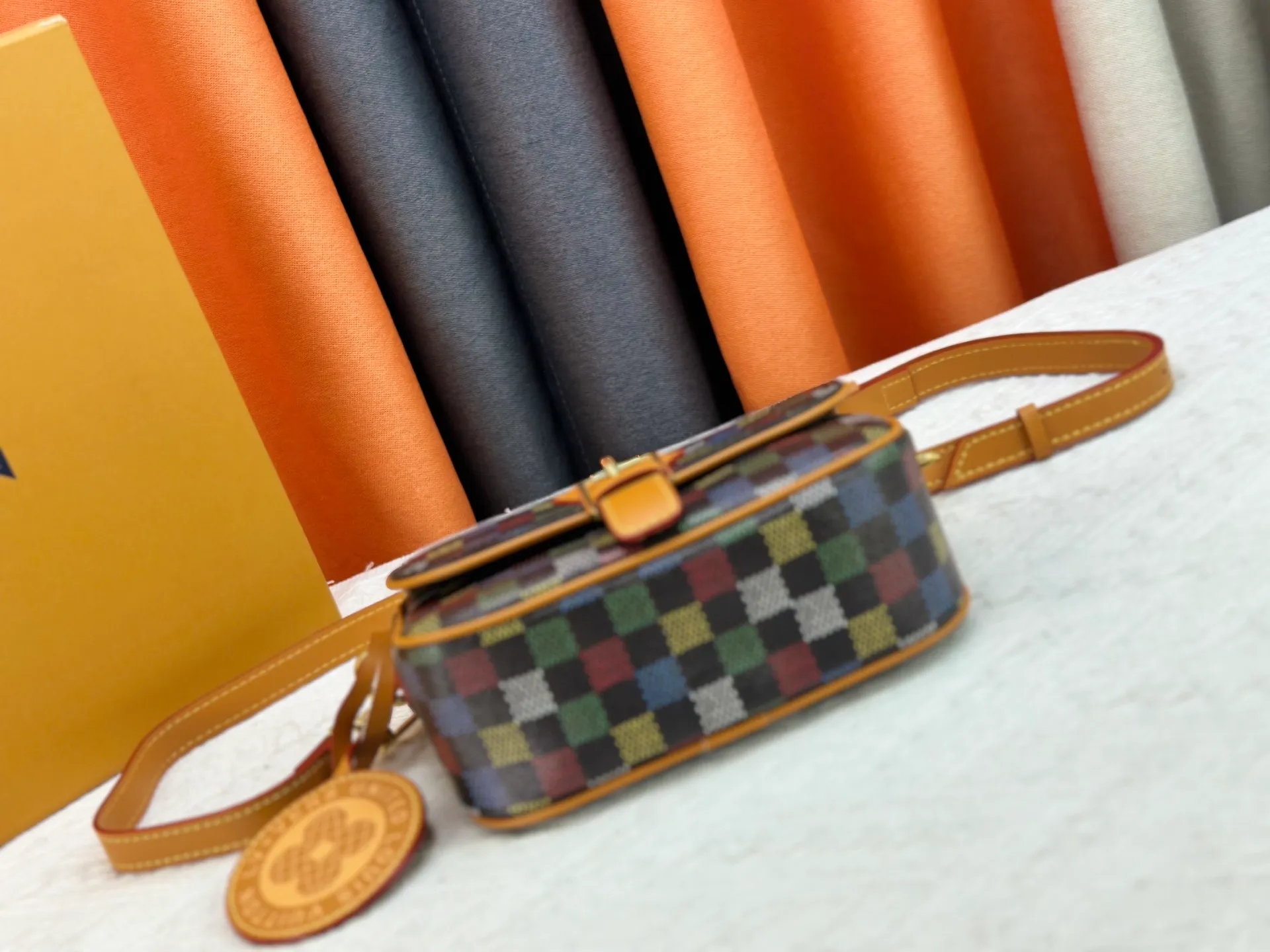 P260 Upgraded original M12694 yellow N00147 checkerboard Montsouris small messenger bag uses Monogram Macassar to create ample space, making it a perfect choice for daily travel. The retro structure and leather shoulder strap can also be easily worn in formal occasions. Dimensions: 20 x 17 x 7 cm (length x height x width)