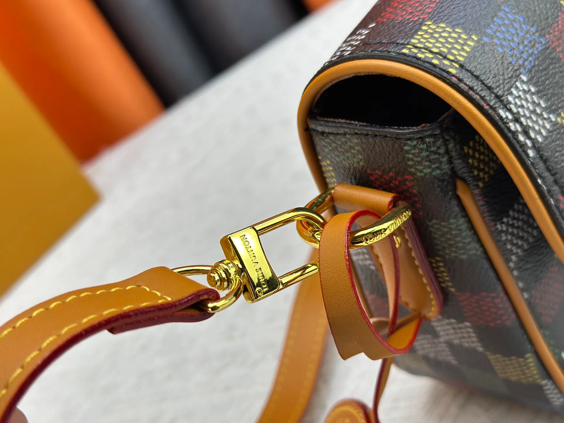 P260 Upgraded original M12694 yellow N00147 checkerboard Montsouris small messenger bag uses Monogram Macassar to create ample space, making it a perfect choice for daily travel. The retro structure and leather shoulder strap can also be easily worn in formal occasions. Dimensions: 20 x 17 x 7 cm (length x height x width)