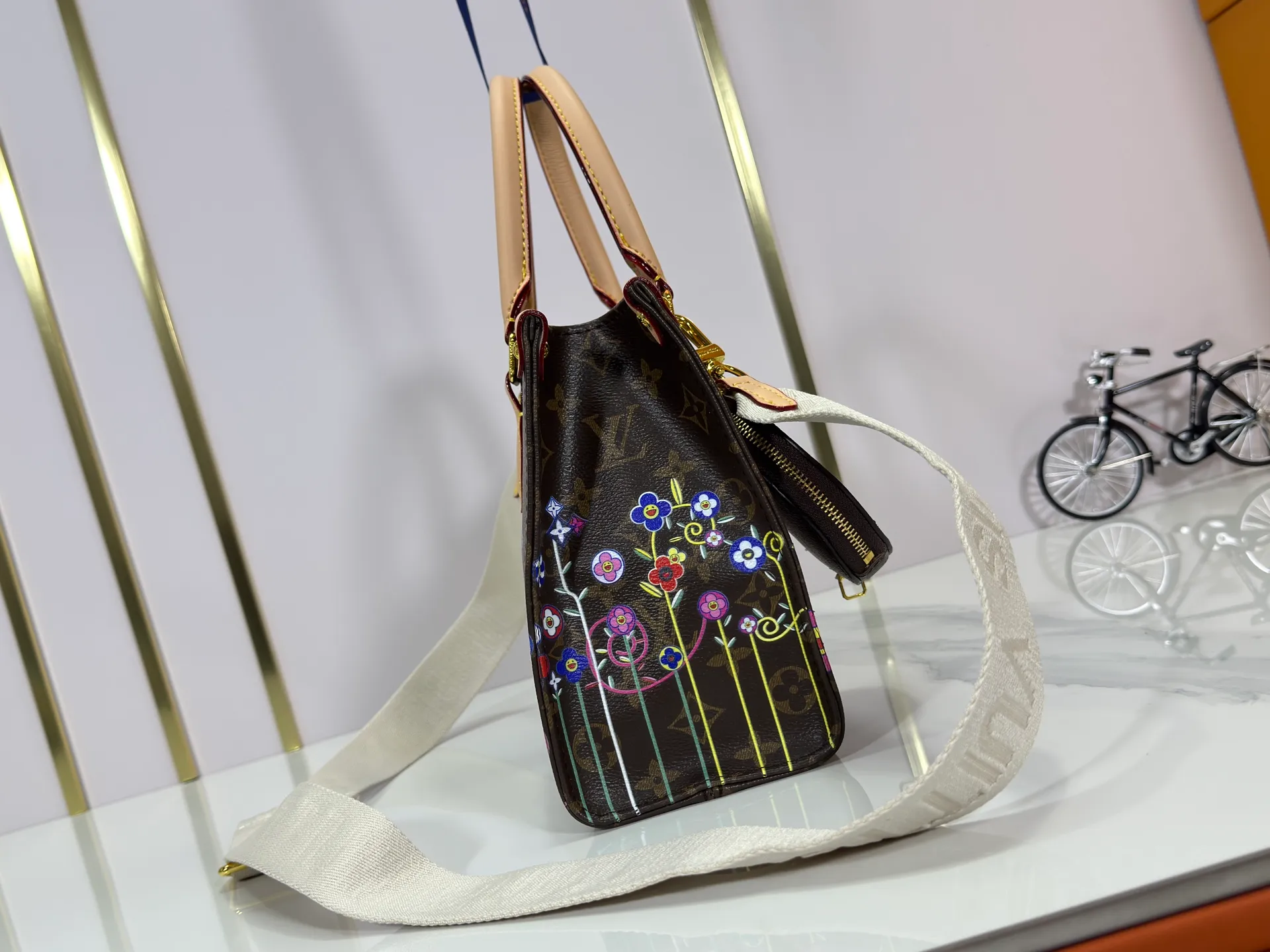 P260 Upgraded original version 🔥New style🔥M45659 M46373 M44571 This OnTheGo small handbag is made of Monogram and Monogram Reverse canvas, with the Monogram Giant pattern embellished on it. The Toron handle and the jacquard textured shoulder strap decorated with the brand's logo create a visual contrast, and the detachable coin bag is suitable for storing change or small items. It combines fashionable charm with various functions, making it a good daily companion. 25.0 x 19.0 x 11.5 cm (length x height x width)