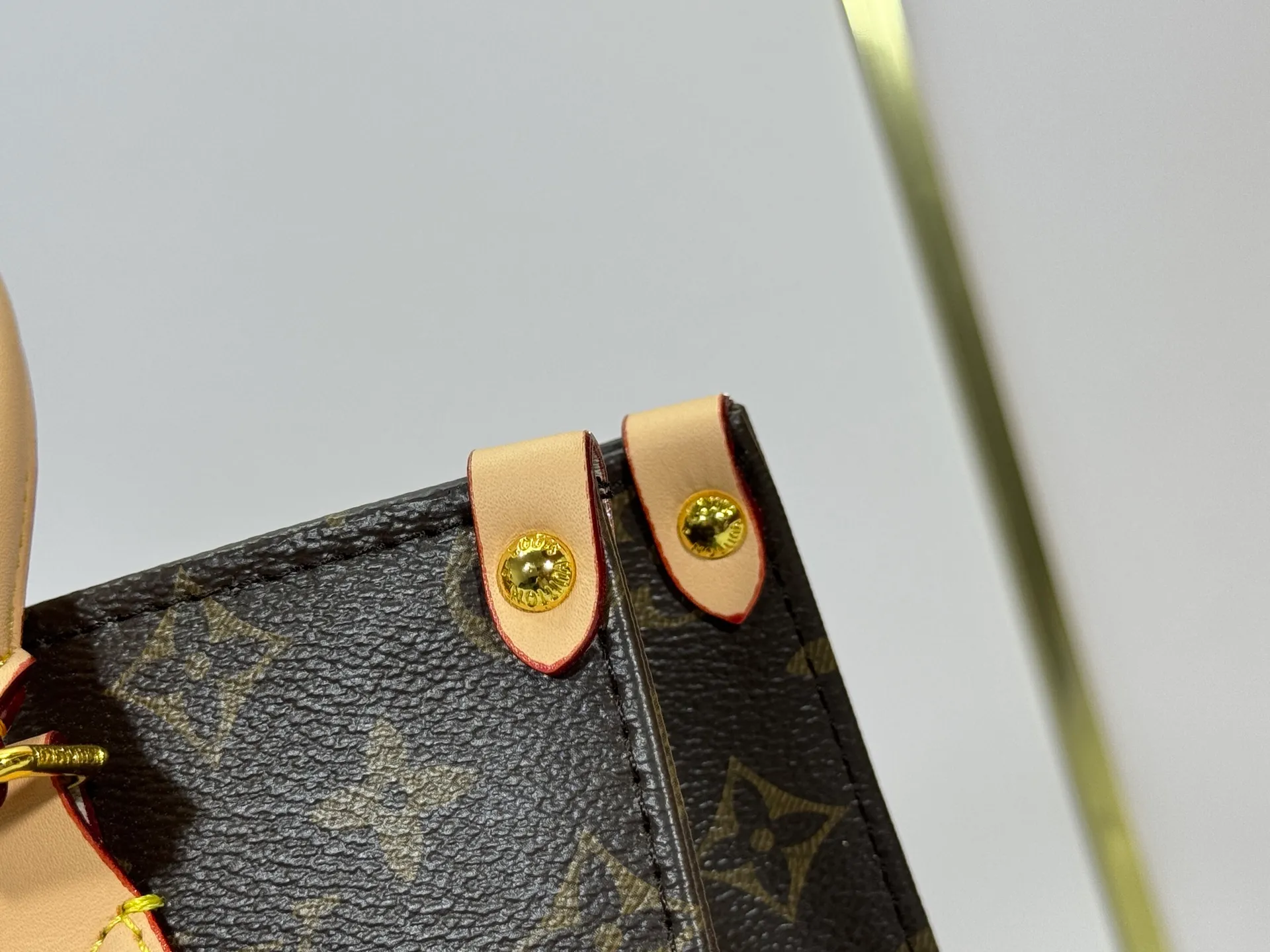 P260 Upgraded original version 🔥New style🔥M45659 M46373 M44571 This OnTheGo small handbag is made of Monogram and Monogram Reverse canvas, with the Monogram Giant pattern embellished on it. The Toron handle and the jacquard textured shoulder strap decorated with the brand's logo create a visual contrast, and the detachable coin bag is suitable for storing change or small items. It combines fashionable charm with various functions, making it a good daily companion. 25.0 x 19.0 x 11.5 cm (length x height x width)