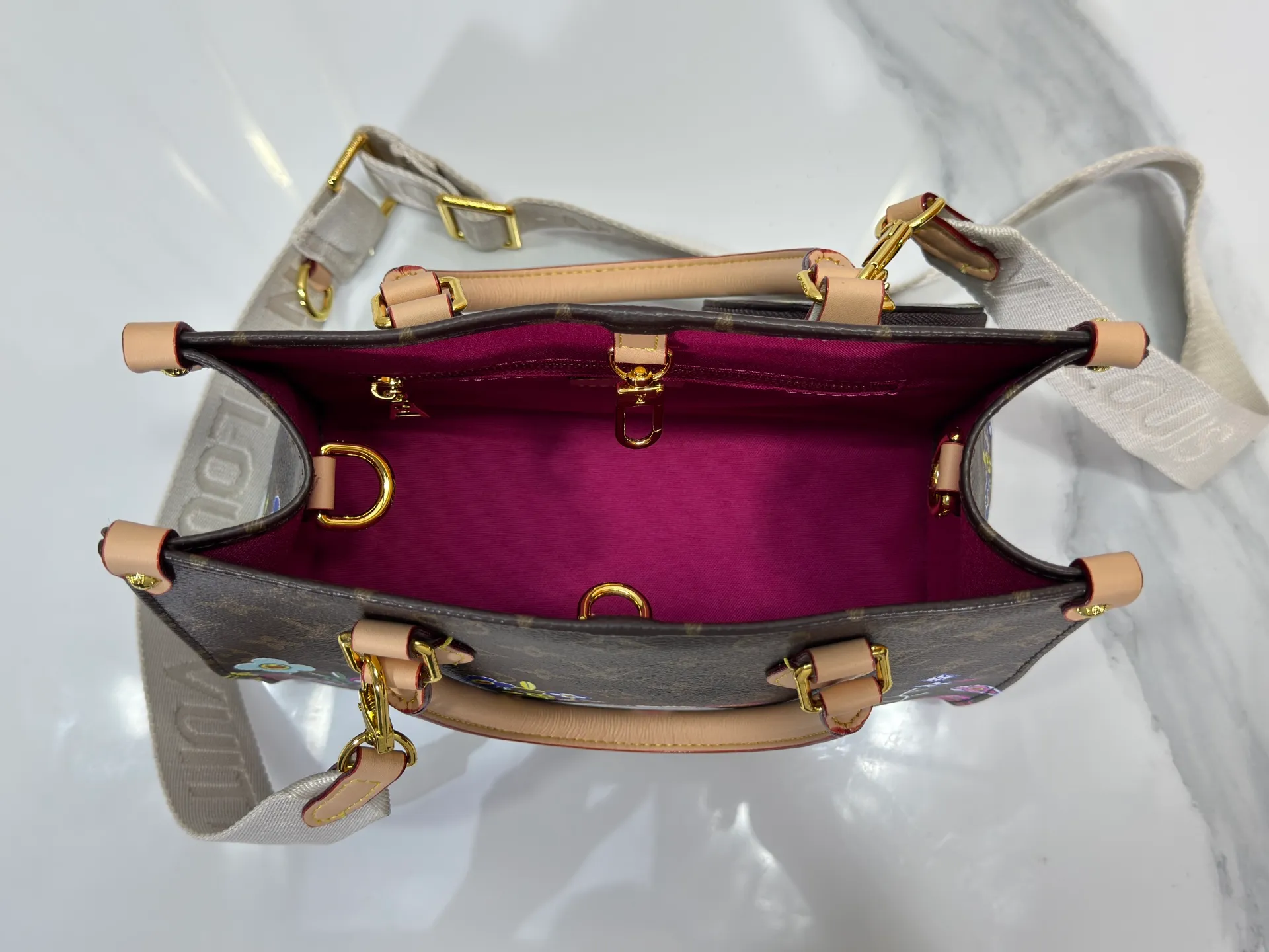 P260 Upgraded original version 🔥New style🔥M45659 M46373 M44571 This OnTheGo small handbag is made of Monogram and Monogram Reverse canvas, with the Monogram Giant pattern embellished on it. The Toron handle and the jacquard textured shoulder strap decorated with the brand's logo create a visual contrast, and the detachable coin bag is suitable for storing change or small items. It combines fashionable charm with various functions, making it a good daily companion. 25.0 x 19.0 x 11.5 cm (length x height x width)