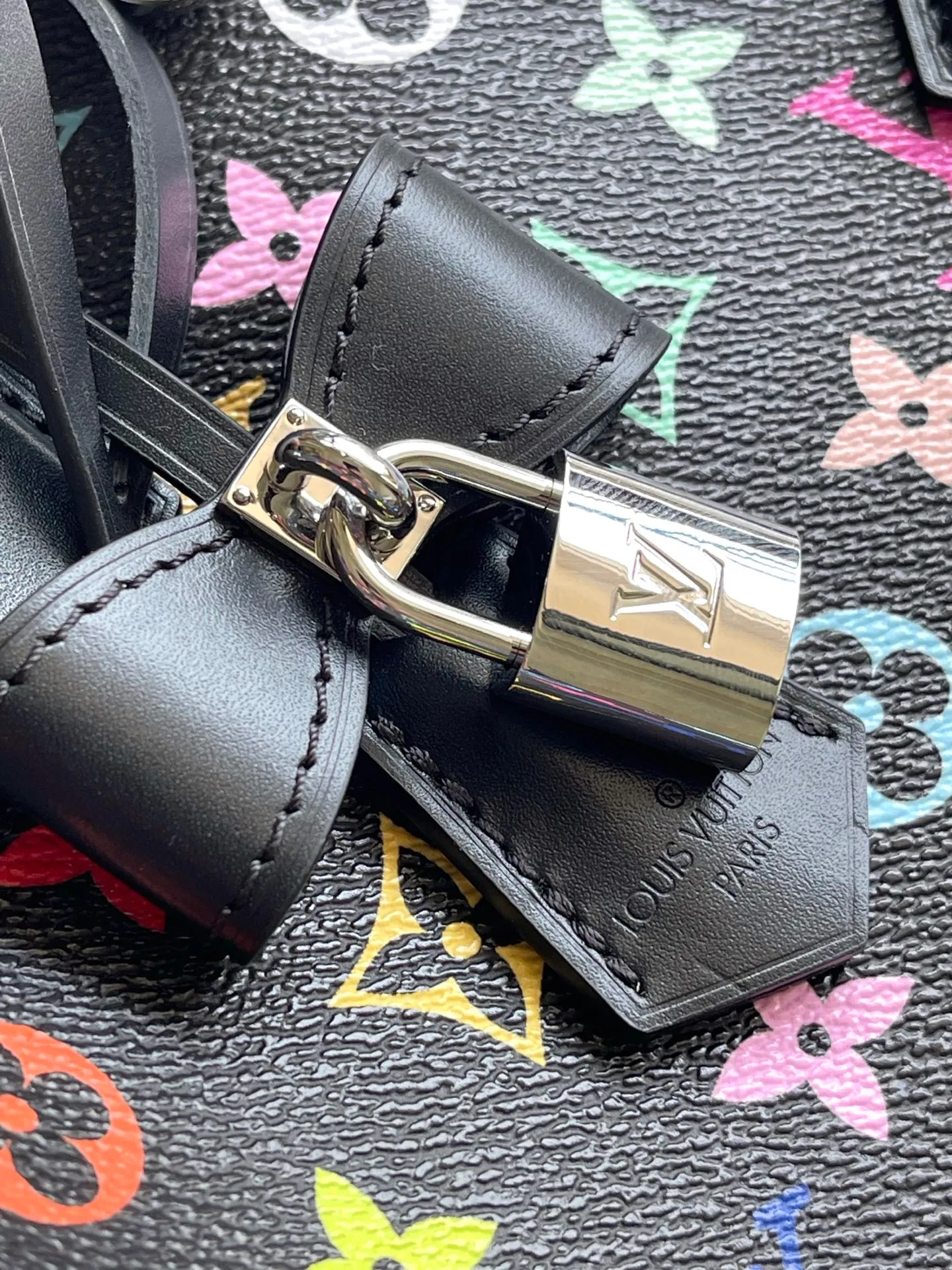 💰1180 (top layer leather) top original order M13257 This SpeedySoft 30 handbag is made of soft coated canvas, and the full-length Monogram pattern is traced in colorful rainbow tones, highlighting the smart style of the x Murakami Takashi reissue series. The Toron handle and detachable shoulder strap are constructed of cow leather, the metal corners recall classic luggage elements, and the bow-shaped key bag and padlock add brand touches. Dimensions: 30 × 21 × 17 cm