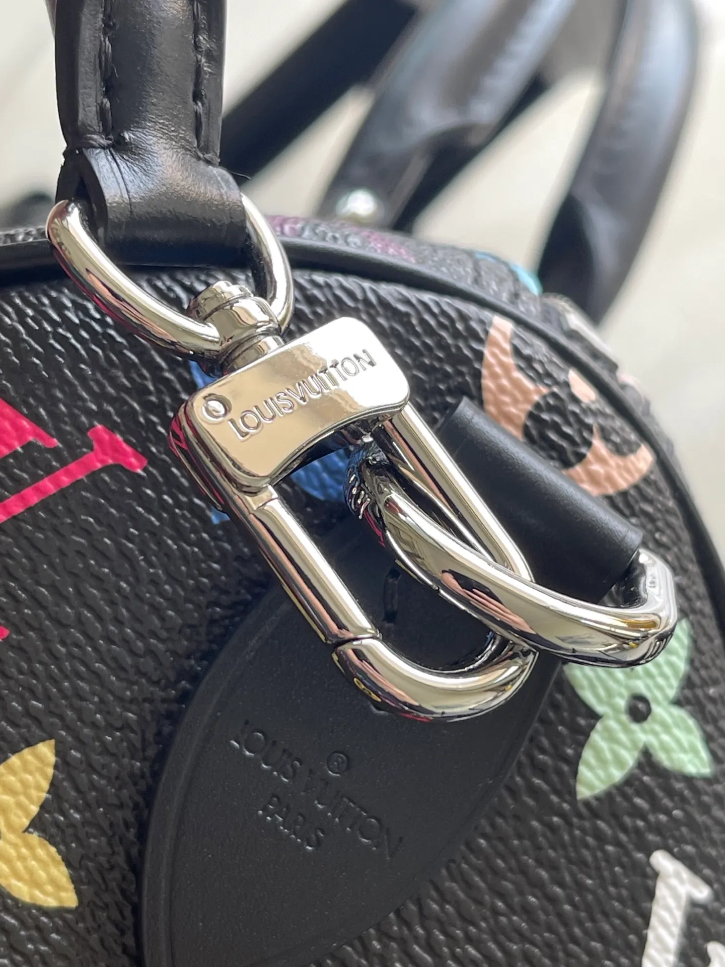💰1180 (top layer leather) top original order M13257 This SpeedySoft 30 handbag is made of soft coated canvas, and the full-length Monogram pattern is traced in colorful rainbow tones, highlighting the smart style of the x Murakami Takashi reissue series. The Toron handle and detachable shoulder strap are constructed of cow leather, the metal corners recall classic luggage elements, and the bow-shaped key bag and padlock add brand touches. Dimensions: 30 × 21 × 17 cm
