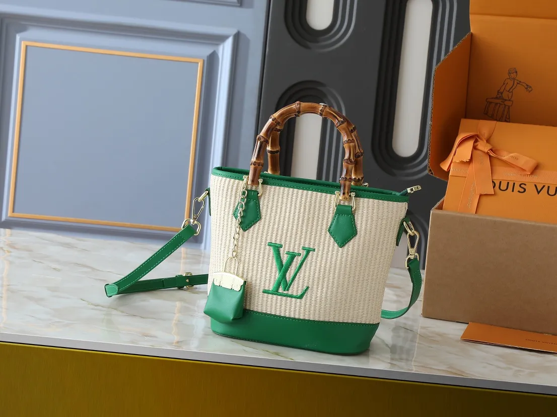 💰320💰Upgraded from the original M66588. This Wallet On Chain handbag is from Louis Vuitton's LV Bloom series. The main material is straw woven in a fashionable and practical configuration, and the logo is embroidered with silk thread. The perfect combination of real bamboo handbags and pp straw, ample space, fashionable and versatile. The love package that is the dream of millions of girls. 8 colors available (plum pink, khaki, green, black, white, red, caramel, orange) Dimensions: 20.0 x 20.5 x 11.0 cm (length x height x width)