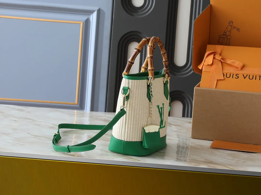 💰320💰Upgraded from the original M66588. This Wallet On Chain handbag is from Louis Vuitton's LV Bloom series. The main material is straw woven in a fashionable and practical configuration, and the logo is embroidered with silk thread. The perfect combination of real bamboo handbags and pp straw, ample space, fashionable and versatile. The love package that is the dream of millions of girls. 8 colors available (plum pink, khaki, green, black, white, red, caramel, orange) Dimensions: 20.0 x 20.5 x 11.0 cm (length x height x width)