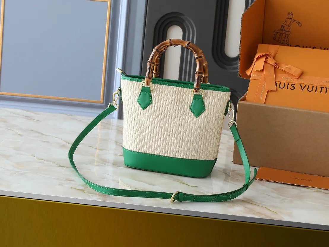 💰320💰Upgraded from the original M66588. This Wallet On Chain handbag is from Louis Vuitton's LV Bloom series. The main material is straw woven in a fashionable and practical configuration, and the logo is embroidered with silk thread. The perfect combination of real bamboo handbags and pp straw, ample space, fashionable and versatile. The love package that is the dream of millions of girls. 8 colors available (plum pink, khaki, green, black, white, red, caramel, orange) Dimensions: 20.0 x 20.5 x 11.0 cm (length x height x width)