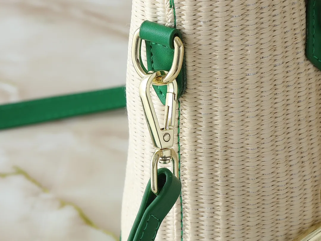 💰320💰Upgraded from the original M66588. This Wallet On Chain handbag is from Louis Vuitton's LV Bloom series. The main material is straw woven in a fashionable and practical configuration, and the logo is embroidered with silk thread. The perfect combination of real bamboo handbags and pp straw, ample space, fashionable and versatile. The love package that is the dream of millions of girls. 8 colors available (plum pink, khaki, green, black, white, red, caramel, orange) Dimensions: 20.0 x 20.5 x 11.0 cm (length x height x width)