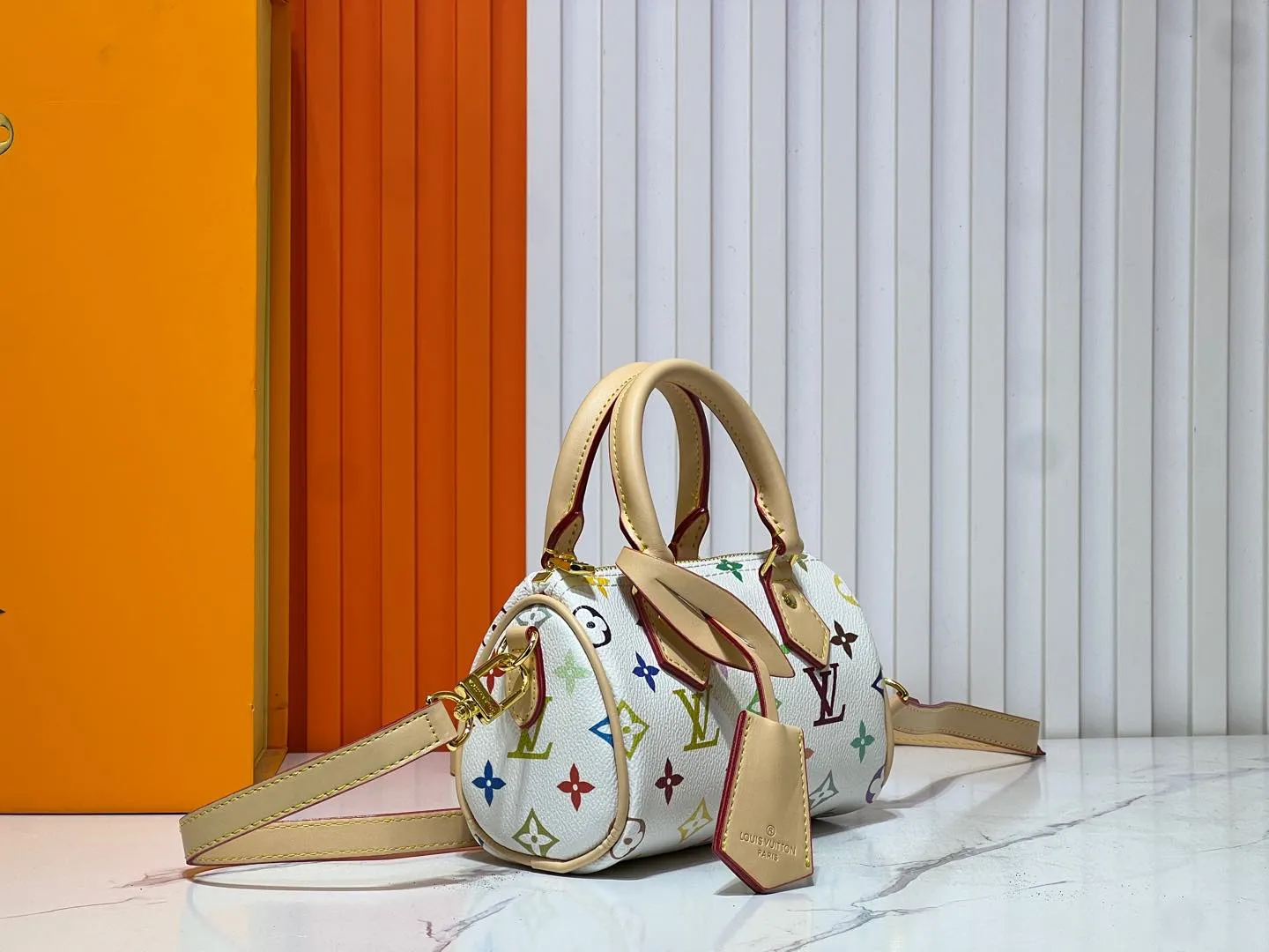 Batch 200💰Upgraded original M13391 M13406 M81085 lv Murakami Takashi co-branded NANOSPEEDY black and white handbags. This Nano Speedy handbag combines Monogram canvas and cow leather trim printing, with 33 colorful colors to interpret the white tricolor and black tricolor. The twelve pieces are popular around the world and are loved by celebrities and celebrities. Dimensions: 16x10x7.5cm