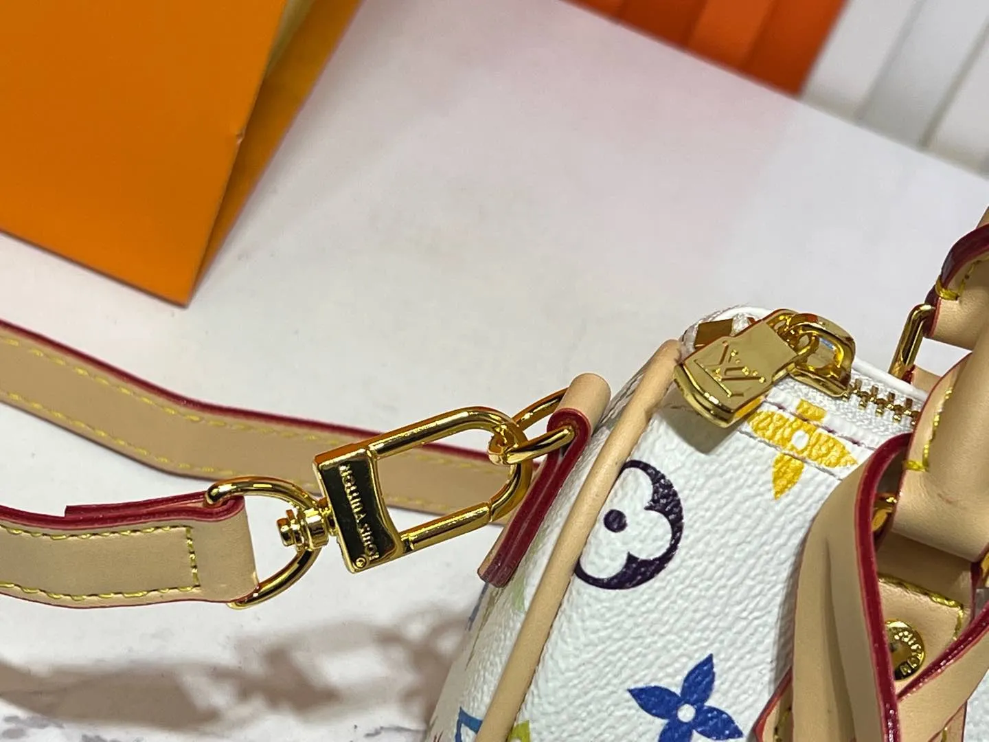 Batch 200💰Upgraded original M13391 M13406 M81085 lv Murakami Takashi co-branded NANOSPEEDY black and white handbags. This Nano Speedy handbag combines Monogram canvas and cow leather trim printing, with 33 colorful colors to interpret the white tricolor and black tricolor. The twelve pieces are popular around the world and are loved by celebrities and celebrities. Dimensions: 16x10x7.5cm