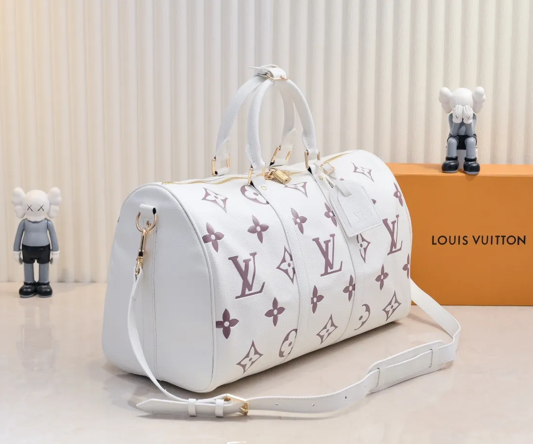 Batch 💰460 Upgraded Original Edition Method No. M46974 41416 41418 The Milky Way series gives the Keepall Bandoulière travel bag a feminine style, embossed with the classic Monogram pattern on the soft-grained cow leather, and achieves comfortable travel with an elegant attitude. Dimensions: 45 x 27 x 20 cm (Length x Height x Width) Monogram Empreinte Soft-grained cow leather Soft-grained cowhide trim Microfiber lining Hardware Double zipper closure with padlock Zippered interior pocket Removable name tag Carry-on baggage dimensions Shoulder strap: Removable, adjustable Strap half-length: 36.0cm Strap half-length adjustable to: 50.0cm Handle: Double handle