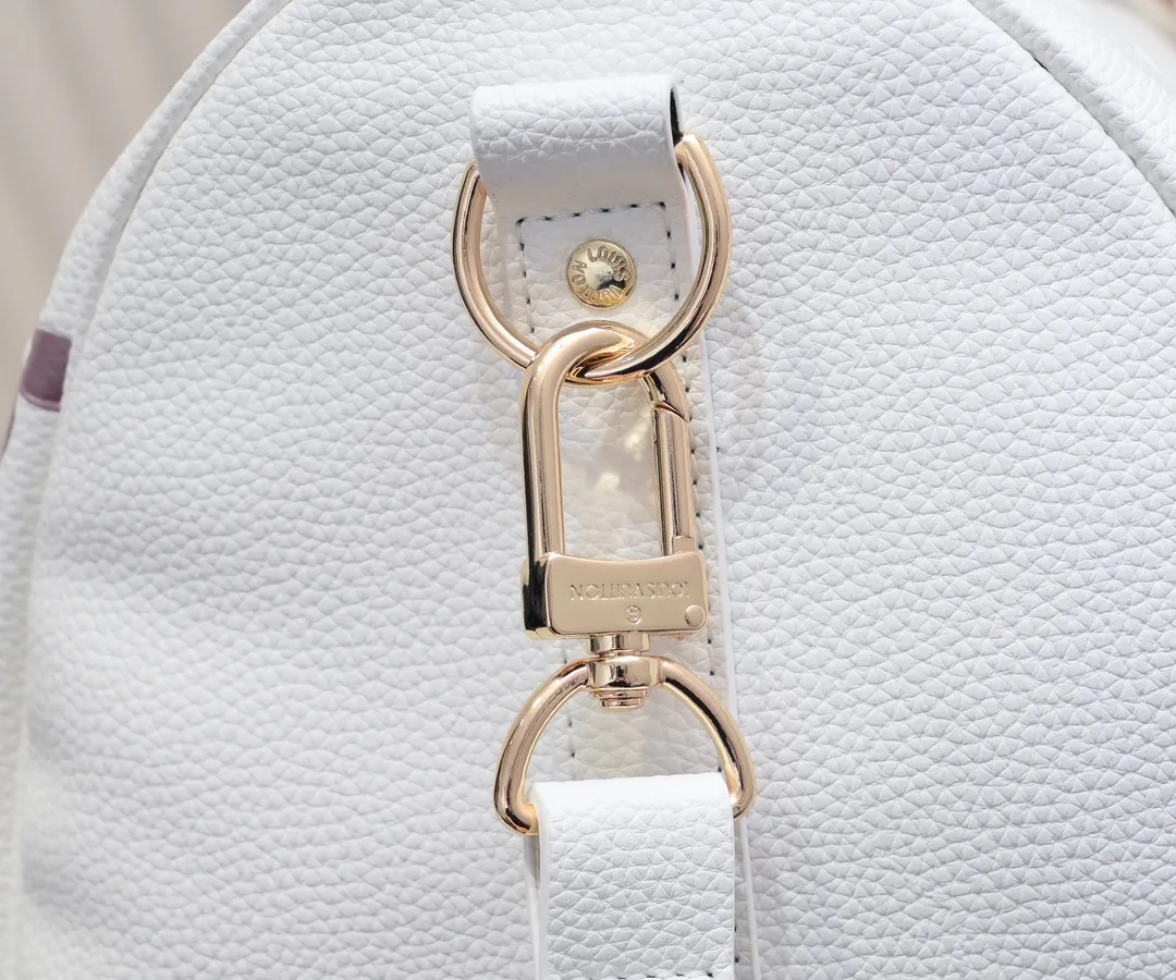 Batch 💰460 Upgraded Original Edition Method No. M46974 41416 41418 The Milky Way series gives the Keepall Bandoulière travel bag a feminine style, embossed with the classic Monogram pattern on the soft-grained cow leather, and achieves comfortable travel with an elegant attitude. Dimensions: 45 x 27 x 20 cm (Length x Height x Width) Monogram Empreinte Soft-grained cow leather Soft-grained cowhide trim Microfiber lining Hardware Double zipper closure with padlock Zippered interior pocket Removable name tag Carry-on baggage dimensions Shoulder strap: Removable, adjustable Strap half-length: 36.0cm Strap half-length adjustable to: 50.0cm Handle: Double handle