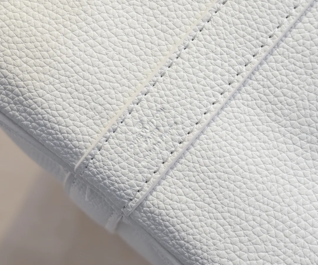 Batch 💰460 Upgraded Original Edition Method No. M46974 41416 41418 The Milky Way series gives the Keepall Bandoulière travel bag a feminine style, embossed with the classic Monogram pattern on the soft-grained cow leather, and achieves comfortable travel with an elegant attitude. Dimensions: 45 x 27 x 20 cm (Length x Height x Width) Monogram Empreinte Soft-grained cow leather Soft-grained cowhide trim Microfiber lining Hardware Double zipper closure with padlock Zippered interior pocket Removable name tag Carry-on baggage dimensions Shoulder strap: Removable, adjustable Strap half-length: 36.0cm Strap half-length adjustable to: 50.0cm Handle: Double handle