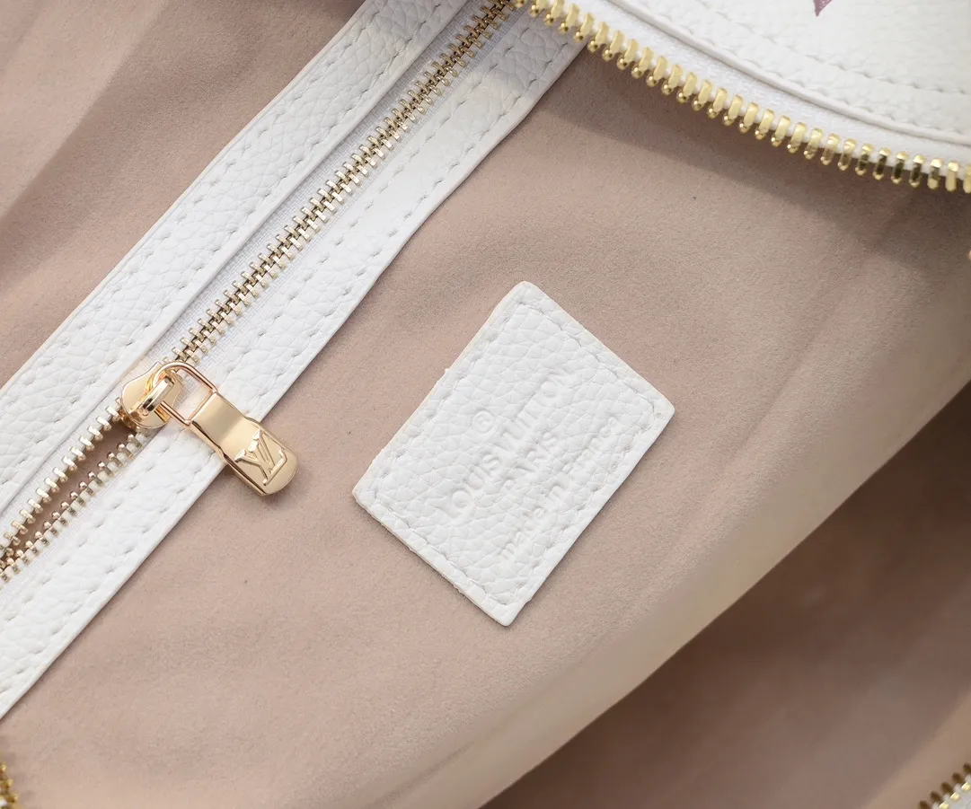 Batch 💰460 Upgraded Original Edition Method No. M46974 41416 41418 The Milky Way series gives the Keepall Bandoulière travel bag a feminine style, embossed with the classic Monogram pattern on the soft-grained cow leather, and achieves comfortable travel with an elegant attitude. Dimensions: 45 x 27 x 20 cm (Length x Height x Width) Monogram Empreinte Soft-grained cow leather Soft-grained cowhide trim Microfiber lining Hardware Double zipper closure with padlock Zippered interior pocket Removable name tag Carry-on baggage dimensions Shoulder strap: Removable, adjustable Strap half-length: 36.0cm Strap half-length adjustable to: 50.0cm Handle: Double handle