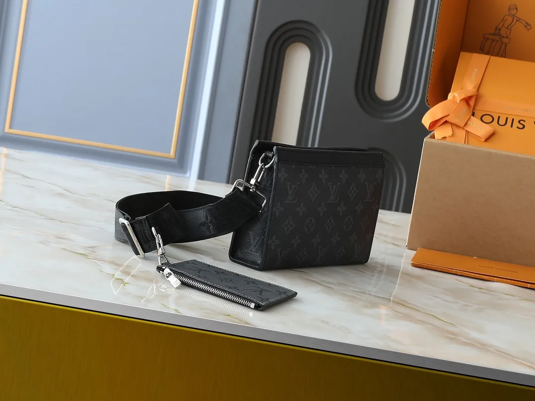 💰160💰Upgraded original M81124 black flower presbyopic M81115 embossed Alpha Wearable wallet combines Monogram Eclipse canvas and leather trim, can accommodate mobile phones and small wallets. The wide-mouth design and side bellows structure make it easy to take in and out, and the adjustable shoulder strap allows for a variety of carrying methods. Detailed features18.5 x 11 x 6.5cm