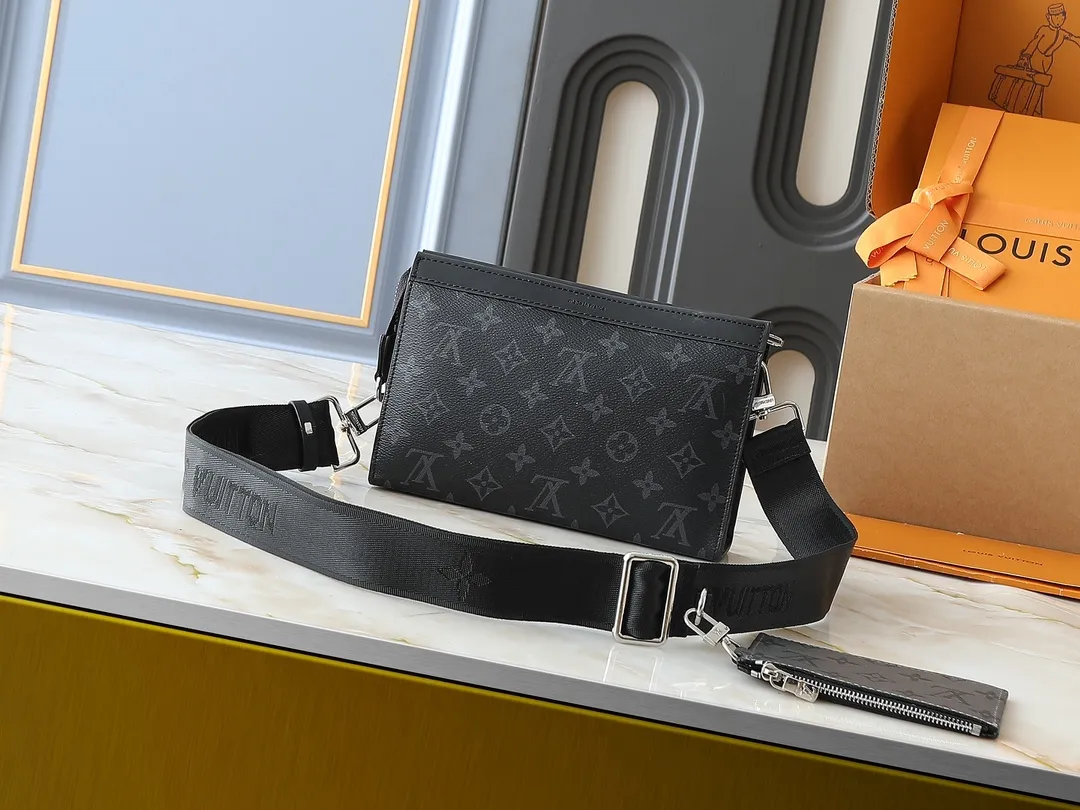 💰160💰Upgraded original M81124 black flower presbyopic M81115 embossed Alpha Wearable wallet combines Monogram Eclipse canvas and leather trim, can accommodate mobile phones and small wallets. The wide-mouth design and side bellows structure make it easy to take in and out, and the adjustable shoulder strap allows for a variety of carrying methods. Detailed features18.5 x 11 x 6.5cm