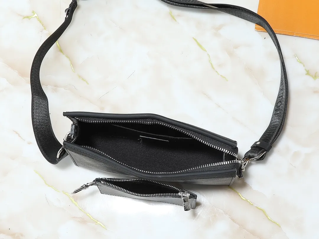 💰160💰Upgraded original M81124 black flower presbyopic M81115 embossed Alpha Wearable wallet combines Monogram Eclipse canvas and leather trim, can accommodate mobile phones and small wallets. The wide-mouth design and side bellows structure make it easy to take in and out, and the adjustable shoulder strap allows for a variety of carrying methods. Detailed features18.5 x 11 x 6.5cm