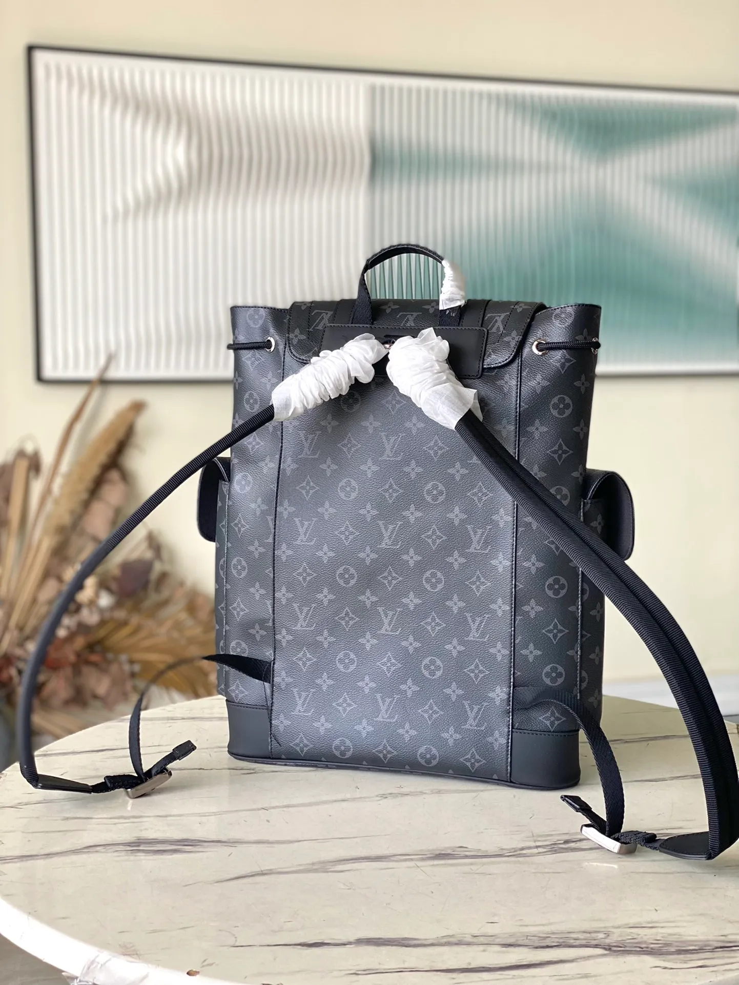 💰1000 Top Original M43735 Black Flower Medium Christopher Backpack uses Monogram canvas to interpret the rugged and simple spirit of a hiking bag. Its unique style is suitable for both work and entertainment, highlighting a high-quality lifestyle. Dimensions: 38 x 44 x 21 cm
