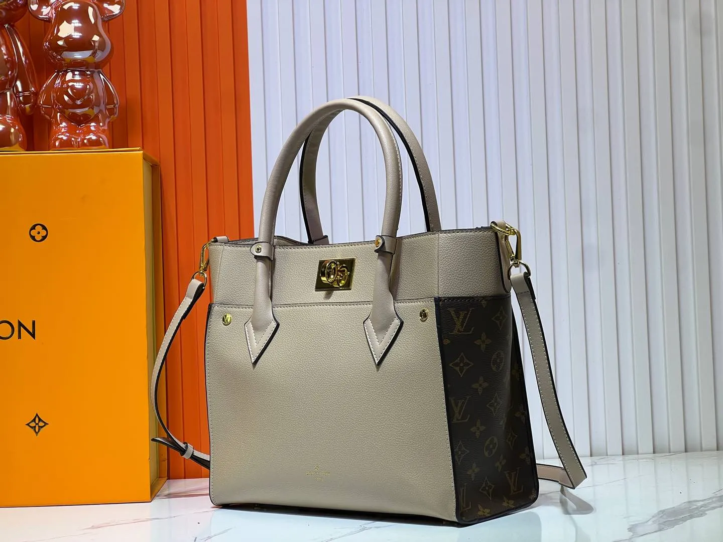 Batch 340💰Upgraded original version [M53826 black embroidery M53825 apricot embroidery M53824 MM53823 presbyopia with black]🔥On My Side handbag shows the elegant fusion of calfskin and classic Monogram canvas. Contrasting canvas shapes the large outer pocket, creating a trompe l'oeil effect as if two handbags merge into one. Plenty of space can easily accommodate office needs, and the adjustable shoulder strap allows for a cross-body style. Dimensions: 30.5 x 24.5 x 14 cm (Length x Height x Width) - Calfskin and Monogram coated canvas - Cowhide leather trim - Microfiber lining - 2 top handles for hand or elbow carry - Adjustable shoulder strap for shoulder or cross-body wear - Lock closure - 2 outer pockets with magnetic closure - Zip pocket - 1 patch pocket