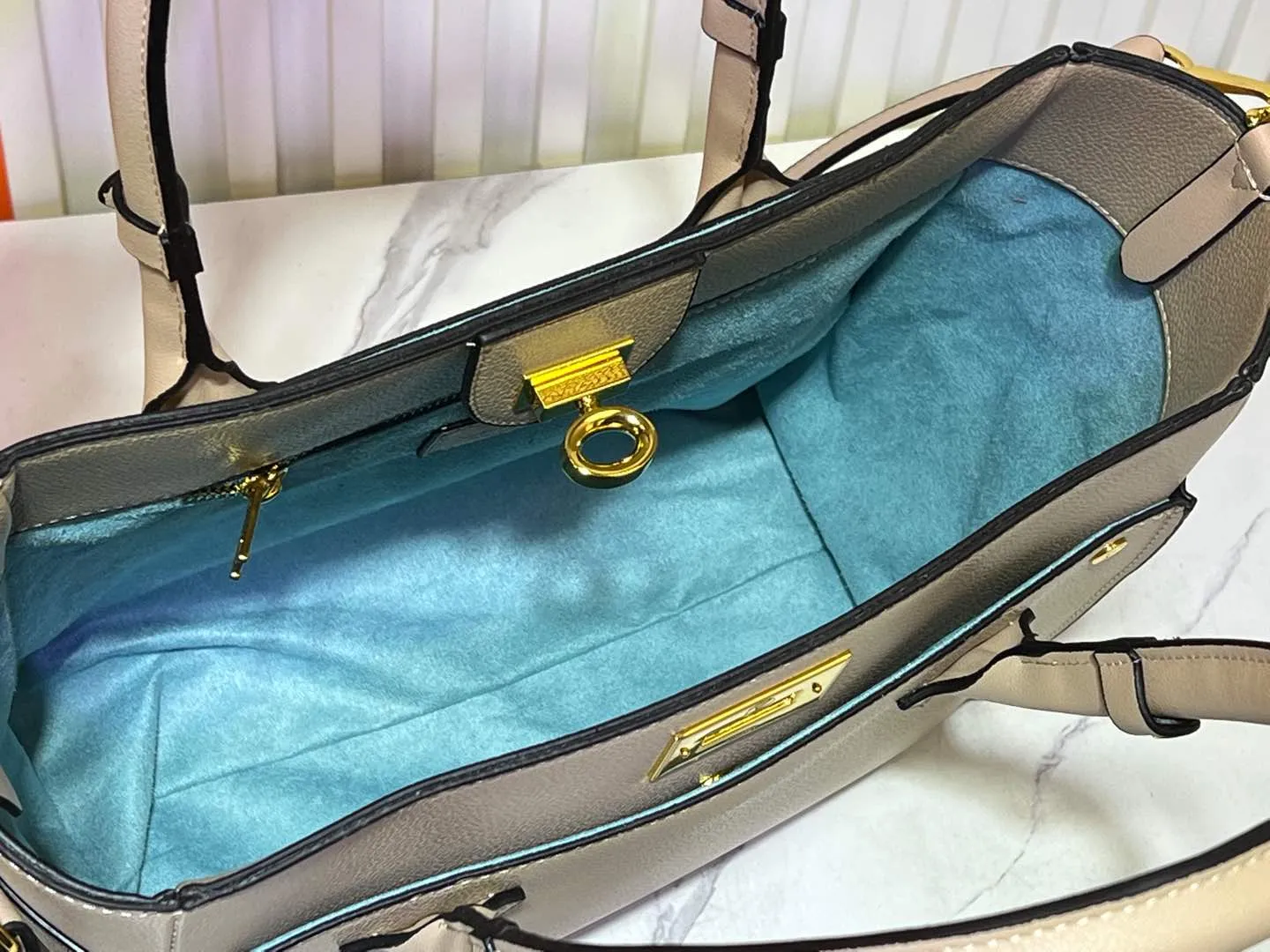 Batch 340💰Upgraded original version [M53826 black embroidery M53825 apricot embroidery M53824 MM53823 presbyopia with black]🔥On My Side handbag shows the elegant fusion of calfskin and classic Monogram canvas. Contrasting canvas shapes the large outer pocket, creating a trompe l'oeil effect as if two handbags merge into one. Plenty of space can easily accommodate office needs, and the adjustable shoulder strap allows for a cross-body style. Dimensions: 30.5 x 24.5 x 14 cm (Length x Height x Width) - Calfskin and Monogram coated canvas - Cowhide leather trim - Microfiber lining - 2 top handles for hand or elbow carry - Adjustable shoulder strap for shoulder or cross-body wear - Lock closure - 2 outer pockets with magnetic closure - Zip pocket - 1 patch pocket