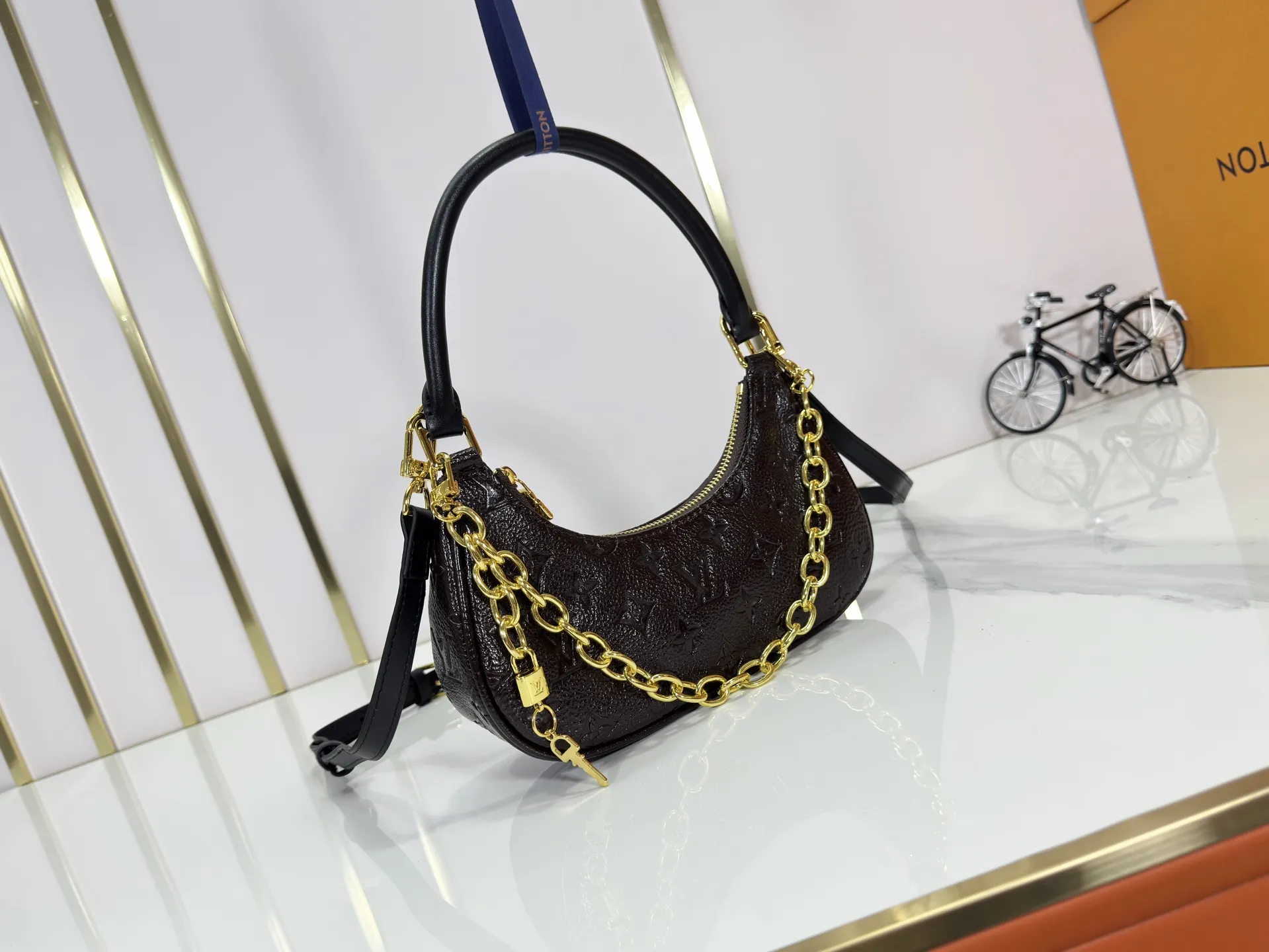 P240 Upgraded original M25223 This small Catchy handbag is made of canvas and trimmed with cow leather. It pays homage to the brand's heritage with the classic Monogram pattern, making it another smart choice. The neat structure makes it easy to carry your daily needs. The double-sided sliding straps make it easy to adjust the contours of the bag. The detachable metal chain complements the key-shaped decoration. Dimensions: 24.0 x 10.0 x 6.0 cm (length x height x width)