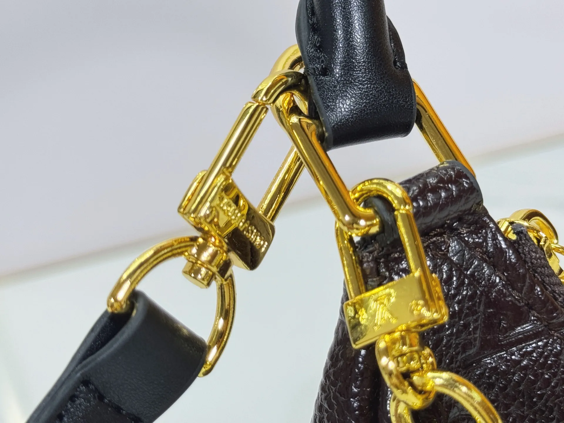 P240 Upgraded original M25223 This small Catchy handbag is made of canvas and trimmed with cow leather. It pays homage to the brand's heritage with the classic Monogram pattern, making it another smart choice. The neat structure makes it easy to carry your daily needs. The double-sided sliding straps make it easy to adjust the contours of the bag. The detachable metal chain complements the key-shaped decoration. Dimensions: 24.0 x 10.0 x 6.0 cm (length x height x width)