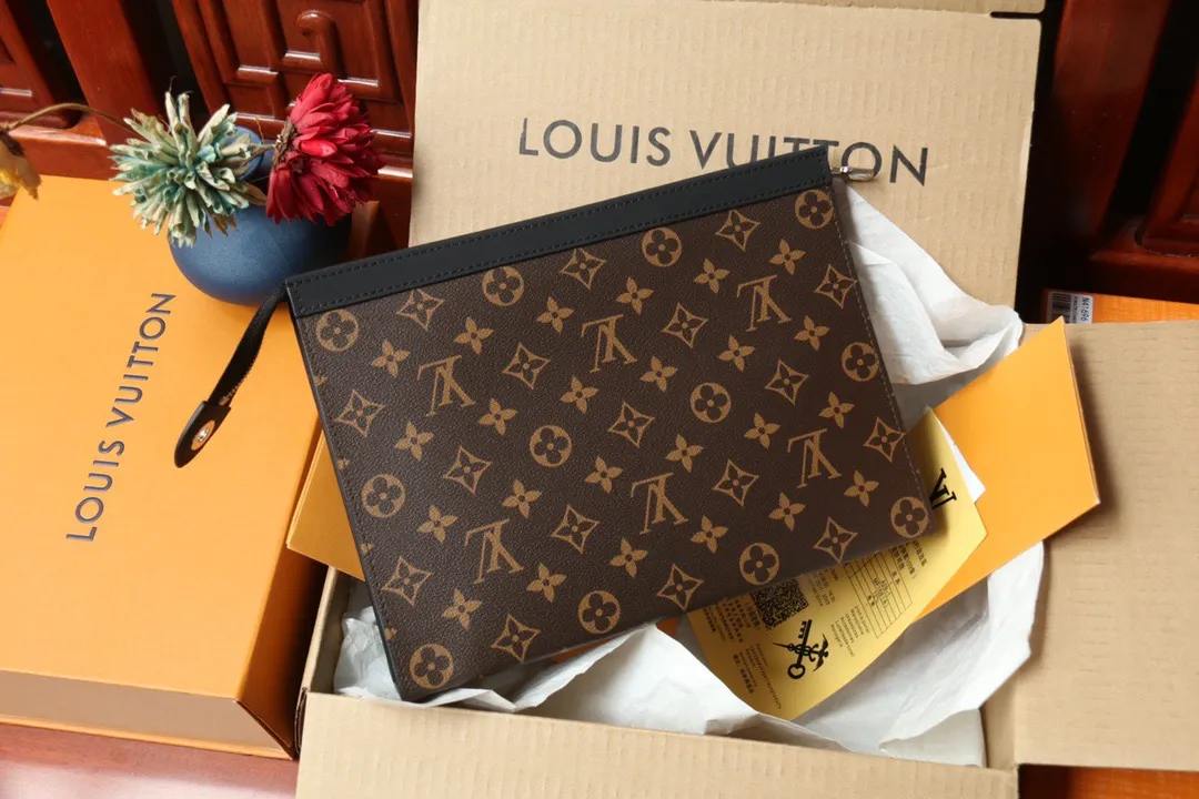 💰400 (Steel Chain) Top Original M61692 Presbyopia Pochette Voyage Handbag Cut from the new iconic black and gray Monogram Eclipse canvas, this tough style new Pochette Voyage medium handbag can easily store personal essentials. 27x 21x 5cm (length x height x width)