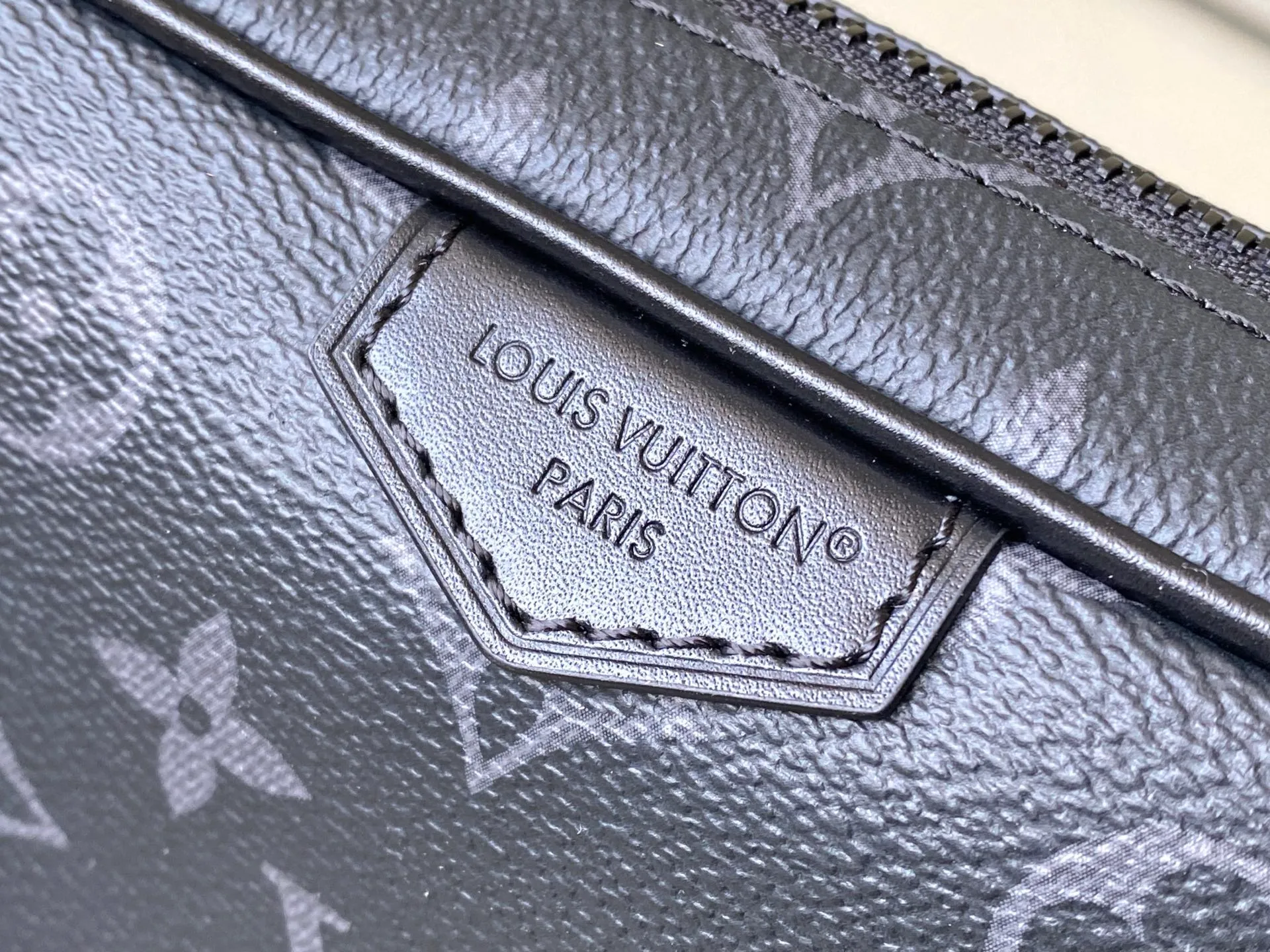 💰900 Top Original Order M14253 This Trocadero mini handbag is made of Monogram Eclipse coated canvas, with cow leather trim and dark metal parts, showing a calm style. Open the zipper to reveal a compact interior, and the interior patch pockets are designed with functional considerations in mind. Removable and adjustable shoulder strap for comfortable shoulder carry. Dimensions: 20 × 13 × 6.5 cm