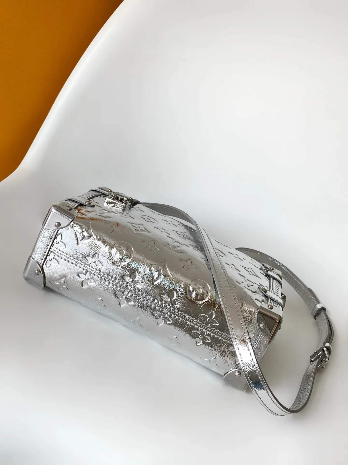 💰1280 (Top layer leather) Top original item M26223 Top original item Dynamic 163 This Monogram Miroir Side Trunk medium handbag declares the trend statement with its dazzling surface, making it a perfect choice for after-snow styling. A striking Silver hue renders fine leather, adding a futuristic edge. The S-lock continues in the same tone. The metal corners recall the original design and pay tribute to the brand’s box-making heritage. Suitable for carrying from day to night, switching seamlessly between winter outings and elegant dinners. 22.5 Handle: single handle, removable