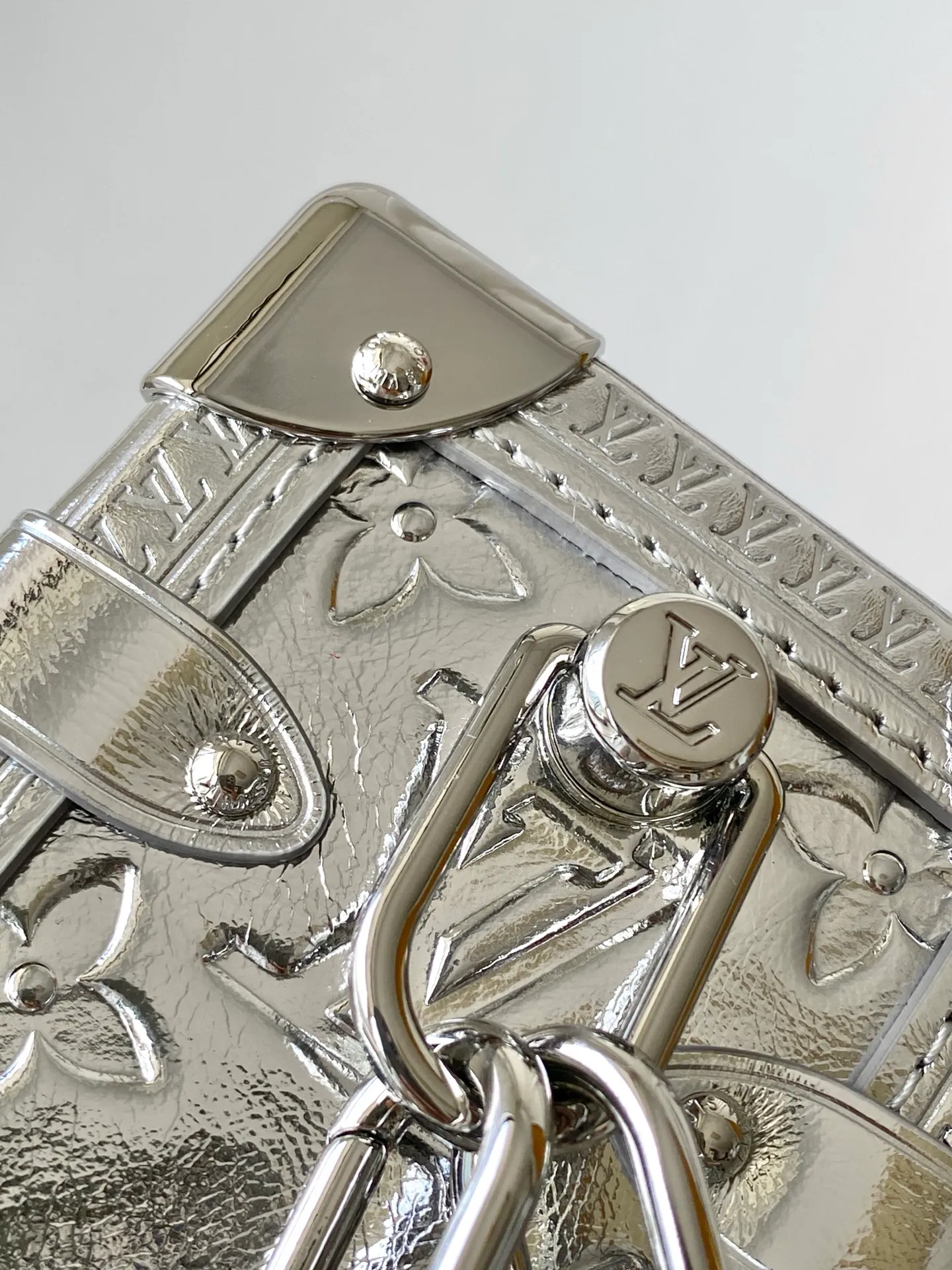 💰1280 (Top layer leather) Top original item M26223 Top original item Dynamic 163 This Monogram Miroir Side Trunk medium handbag declares the trend statement with its dazzling surface, making it a perfect choice for after-snow styling. A striking Silver hue renders fine leather, adding a futuristic edge. The S-lock continues in the same tone. The metal corners recall the original design and pay tribute to the brand’s box-making heritage. Suitable for carrying from day to night, switching seamlessly between winter outings and elegant dinners. 22.5 Handle: single handle, removable