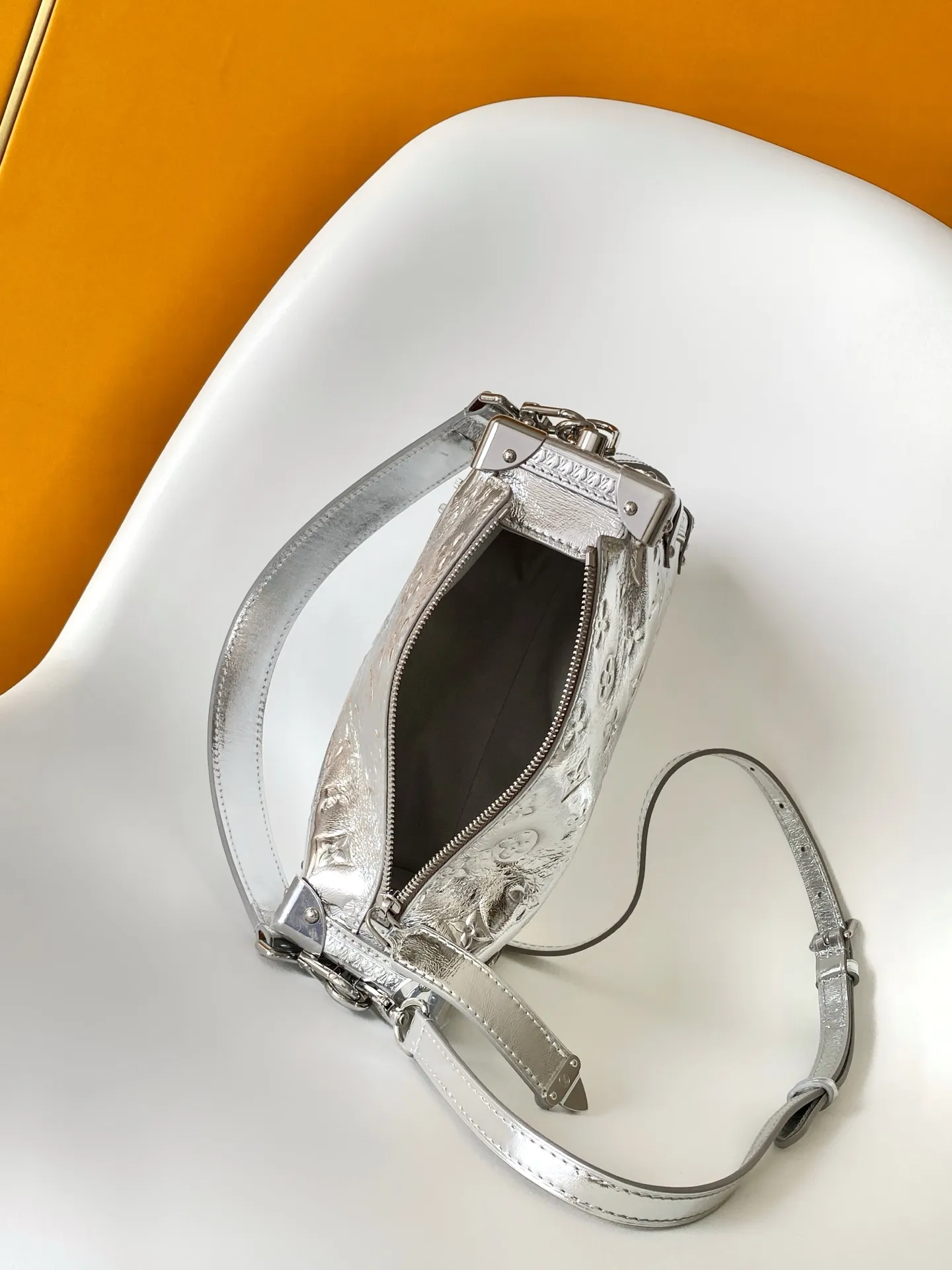 💰1280 (Top layer leather) Top original item M26223 Top original item Dynamic 163 This Monogram Miroir Side Trunk medium handbag declares the trend statement with its dazzling surface, making it a perfect choice for after-snow styling. A striking Silver hue renders fine leather, adding a futuristic edge. The S-lock continues in the same tone. The metal corners recall the original design and pay tribute to the brand’s box-making heritage. Suitable for carrying from day to night, switching seamlessly between winter outings and elegant dinners. 22.5 Handle: single handle, removable