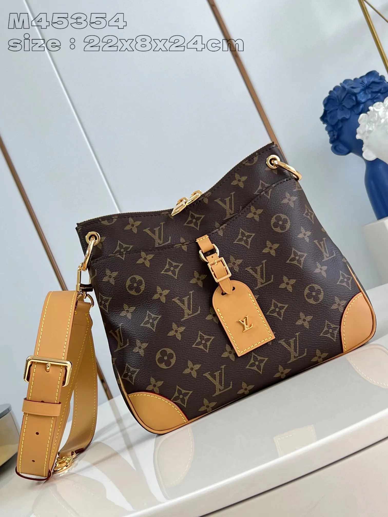 💰800 top original order [Exclusive real shot M45354 yellow] Louis Vuitton launches the new Odeon small handbag in the autumn and winter of 2020, integrating elegant style and practical function. Monogram canvas is complemented by a zipper design to create ample interior space, and the leather nameplate and reinforced leather corners continue the brand heritage. Adjustable leather strap allows for comfortable shoulder or cross-body wear. 22 x 8 x 24 cm (height x width x length)