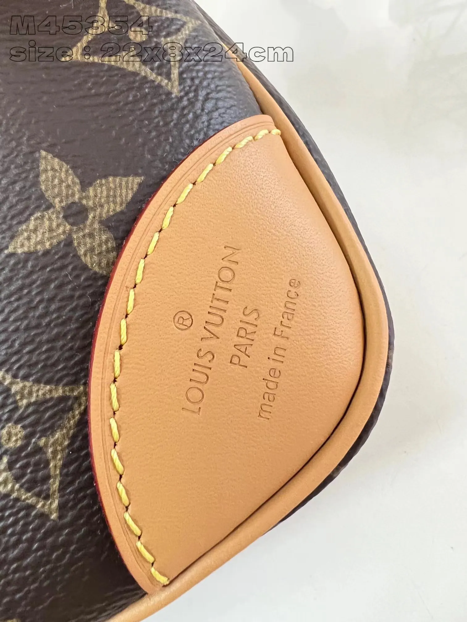 💰800 top original order [Exclusive real shot M45354 yellow] Louis Vuitton launches the new Odeon small handbag in the autumn and winter of 2020, integrating elegant style and practical function. Monogram canvas is complemented by a zipper design to create ample interior space, and the leather nameplate and reinforced leather corners continue the brand heritage. Adjustable leather strap allows for comfortable shoulder or cross-body wear. 22 x 8 x 24 cm (height x width x length)