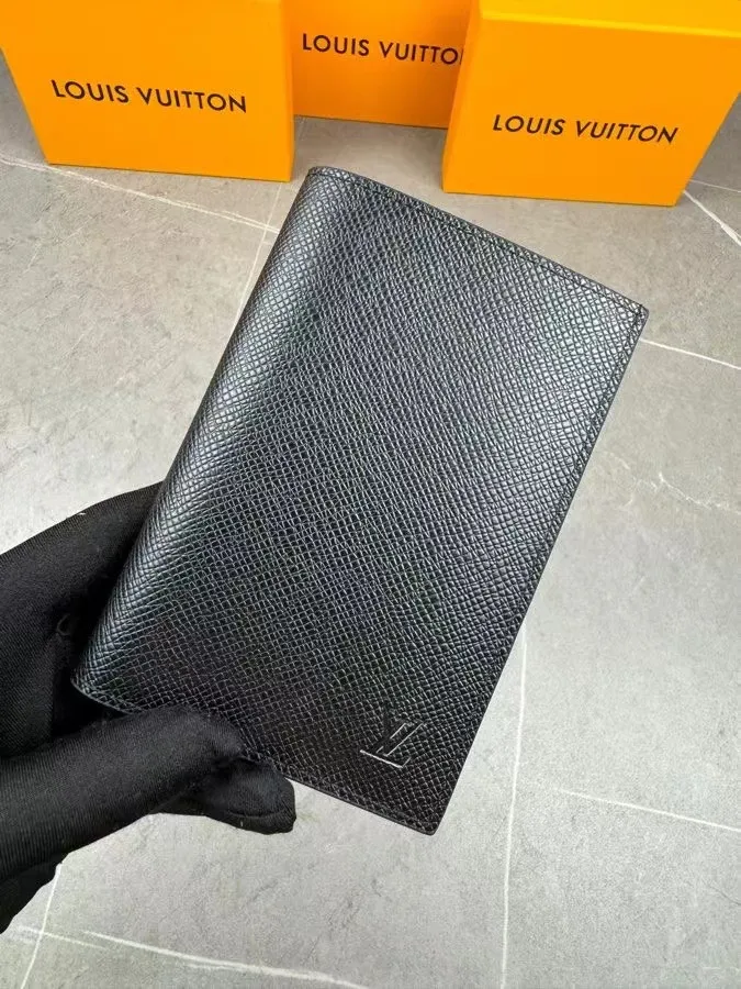 P100💰 M64502! The perfect companion for traveling in style. Lined with luxurious grained calfskin and featuring a multi-compartment interior, this is a classic travel accessory. The image of a giraffe carrying a gorgeous Louis Vuitton handbag and making a shopping spree transforms this elegant passport holder into the embodiment of cuteness. 10.0 x 14.0 x 2.5 cm (length x height x width).