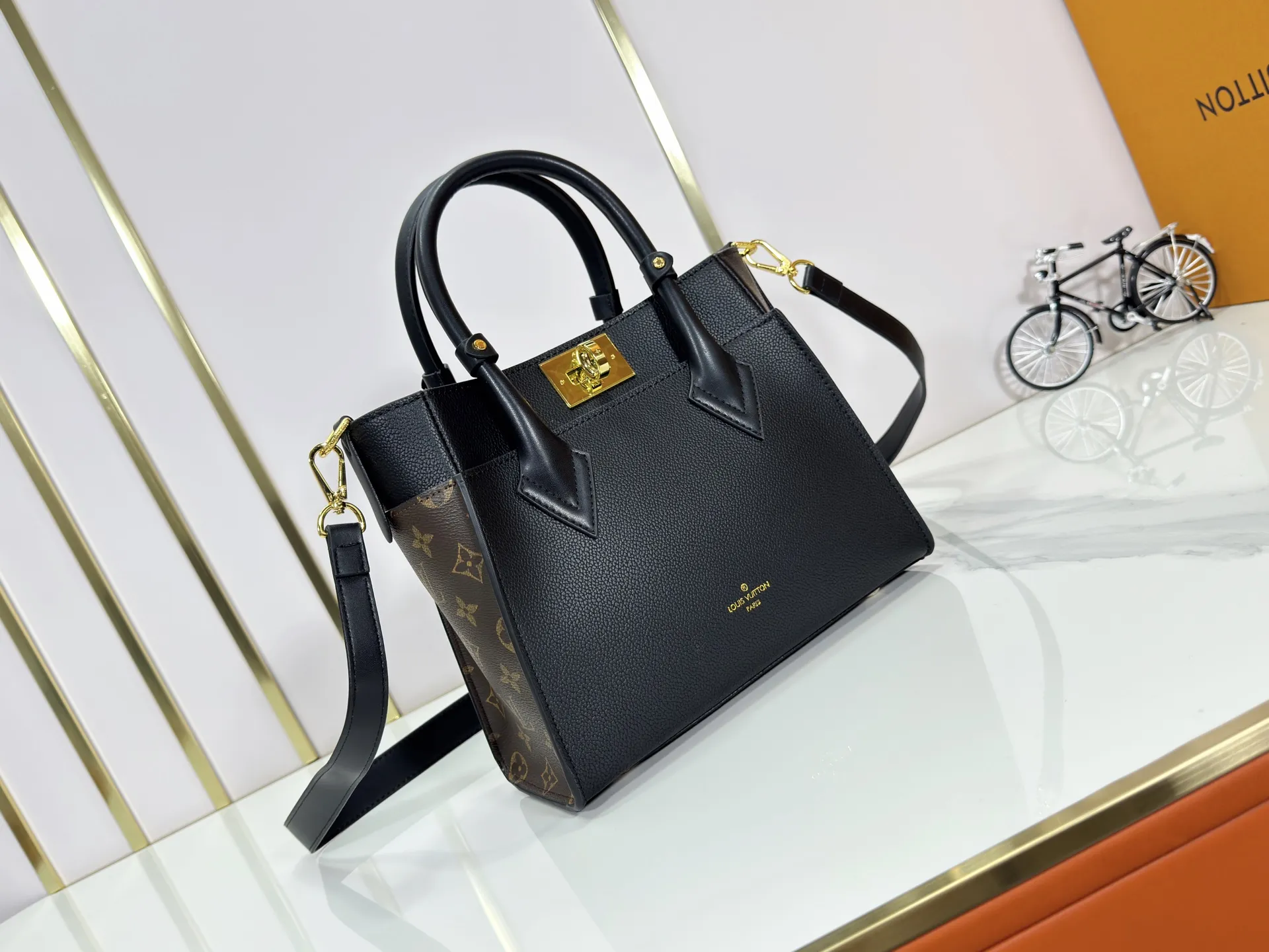 P320 upgrades the original M57728 M57729 M53824 M53826 On My Side handbag, showing the elegant fusion of calfskin and classic Monogram canvas. Contrasting canvas shapes the large outer pocket, creating a trompe l'oeil effect as if two handbags merge into one. Plenty of space can easily accommodate office needs, and the adjustable shoulder strap allows for a cross-body style. Dimensions: 25,0