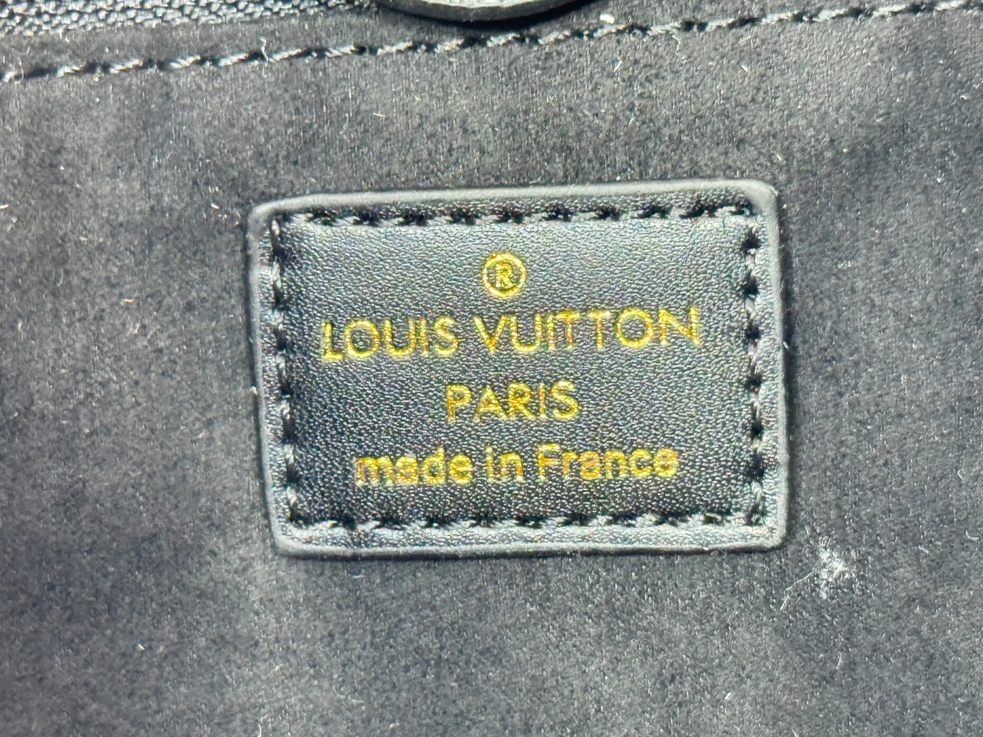 P320 upgrades the original M57728 M57729 M53824 M53826 On My Side handbag, showing the elegant fusion of calfskin and classic Monogram canvas. Contrasting canvas shapes the large outer pocket, creating a trompe l'oeil effect as if two handbags merge into one. Plenty of space can easily accommodate office needs, and the adjustable shoulder strap allows for a cross-body style. Dimensions: 25,0