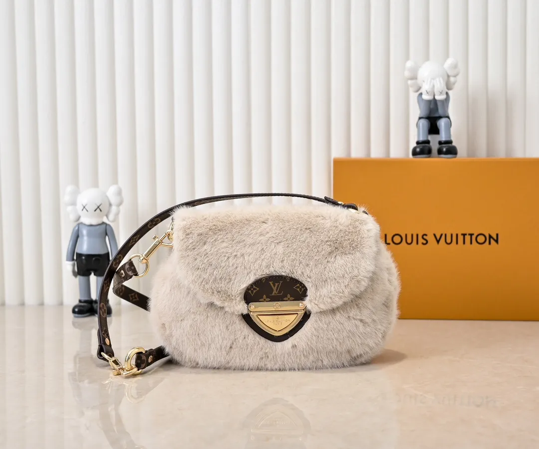 💰320💰Upgraded from the original M12097 M12192 M46829 This Sunset handbag is made of soft shearling and expresses the theme of the LV Ski Cozygram series with its unique design. Yingze metal hardware and Monogram details anchor the classic style, instantly upgrading your winter look. The ample structure makes it easy to store all your day and night needs, making it a perfect choice for leisure time after snow. Dimensions: 27.0 x 18.0 x 3.0 cm (length x height x width)