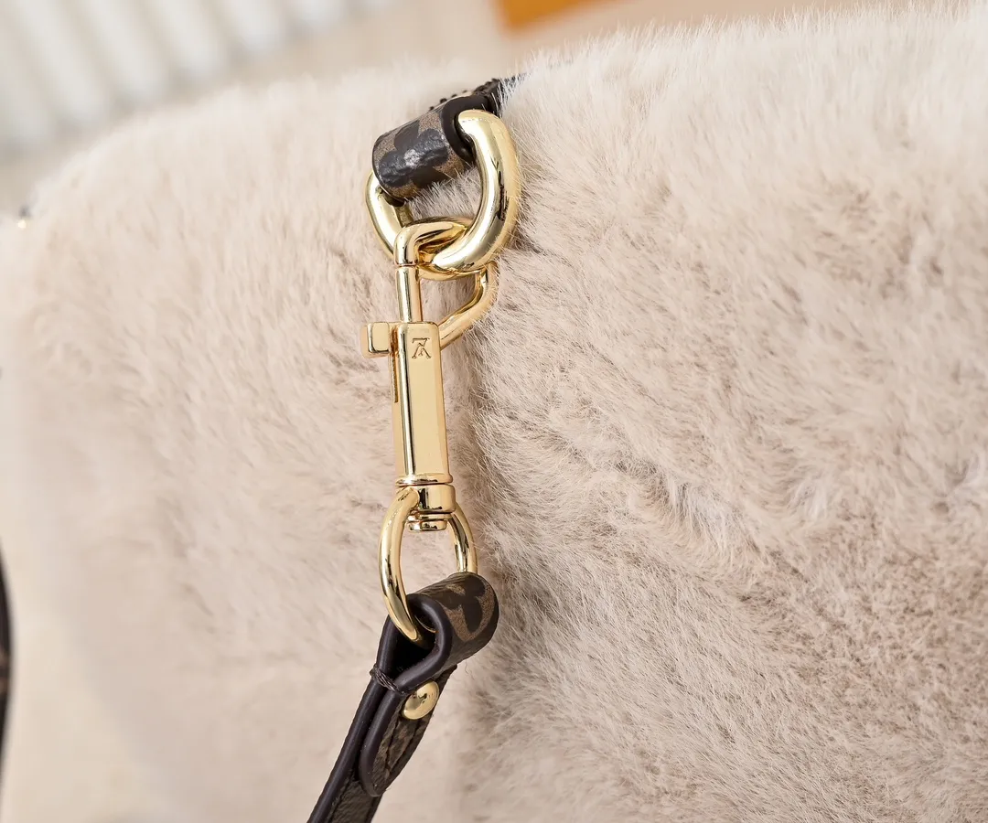 💰320💰Upgraded from the original M12097 M12192 M46829 This Sunset handbag is made of soft shearling and expresses the theme of the LV Ski Cozygram series with its unique design. Yingze metal hardware and Monogram details anchor the classic style, instantly upgrading your winter look. The ample structure makes it easy to store all your day and night needs, making it a perfect choice for leisure time after snow. Dimensions: 27.0 x 18.0 x 3.0 cm (length x height x width)