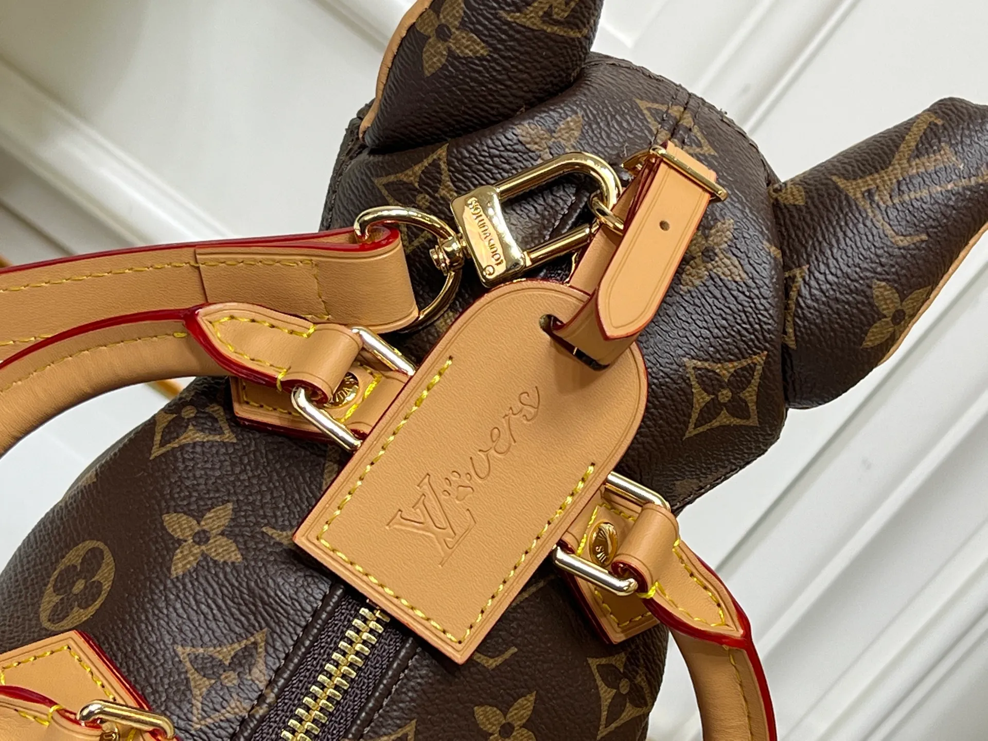 Batch 560💰M12617 Semi-steel original single 163 dynamically changing code This Pooch Bag handbag condenses Louis Vuitton's classic design elements with an exquisite configuration. The Monogram canvas body has distressed trim, and the leather-cut top handle, handle fasteners and adjustable shoulder strap make it comfortable to carry or cross-body. The LV Lovers brand celebrates Pharrell Williams' creative ingenuity. 18.0 x 28.0 x 19.0 cm (Length x Height x Width) • Monogram coated canvas • Cow leather trim • Textile lining • Metal hardware • Zip closure • Main compartment • Removable name tag with LV Lovers paw print • Shoulder strap: removable, adjustable • Half-length strap: 39.5 cm • Half-length strap adjustable to: 65.0 cm