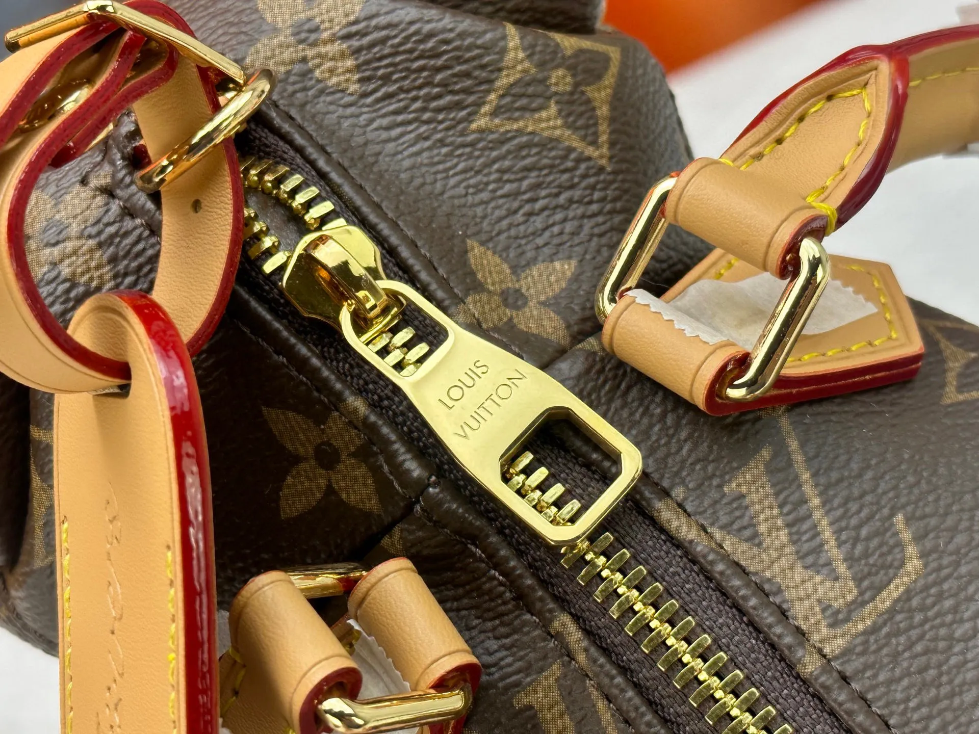 Batch 560💰M12617 Semi-steel original single 163 dynamically changing code This Pooch Bag handbag condenses Louis Vuitton's classic design elements with an exquisite configuration. The Monogram canvas body has distressed trim, and the leather-cut top handle, handle fasteners and adjustable shoulder strap make it comfortable to carry or cross-body. The LV Lovers brand celebrates Pharrell Williams' creative ingenuity. 18.0 x 28.0 x 19.0 cm (Length x Height x Width) • Monogram coated canvas • Cow leather trim • Textile lining • Metal hardware • Zip closure • Main compartment • Removable name tag with LV Lovers paw print • Shoulder strap: removable, adjustable • Half-length strap: 39.5 cm • Half-length strap adjustable to: 65.0 cm