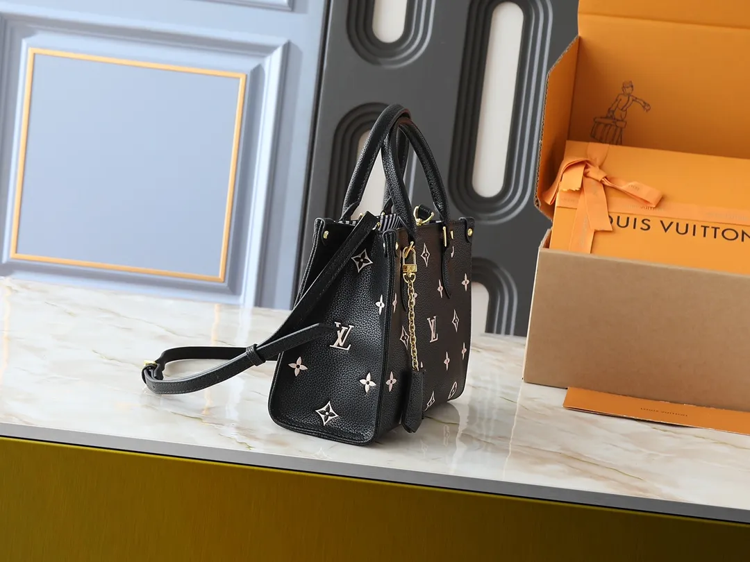 💰240💰Upgraded from the original M14403 M45659 [OnTheGo small handbag], the brand’s classic Monogram Empreinte leather is renewed, using the same tone to outline the pattern. The detachable metal chain decoration highlights the details, the striped fabric lining gives off an elegant atmosphere, and the detachable shoulder strap allows for shoulder or cross-body wear ~ size 25 x 19 x 11.5cm