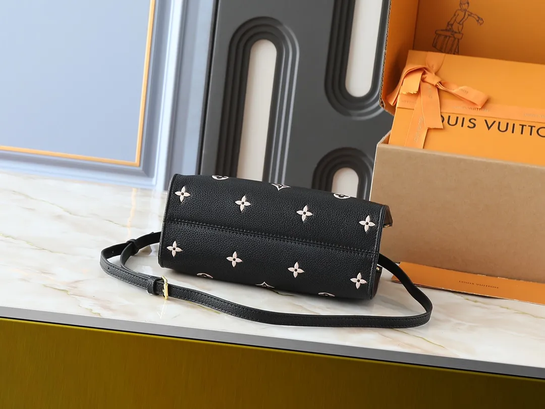 💰240💰Upgraded from the original M14403 M45659 [OnTheGo small handbag], the brand’s classic Monogram Empreinte leather is renewed, using the same tone to outline the pattern. The detachable metal chain decoration highlights the details, the striped fabric lining gives off an elegant atmosphere, and the detachable shoulder strap allows for shoulder or cross-body wear ~ size 25 x 19 x 11.5cm