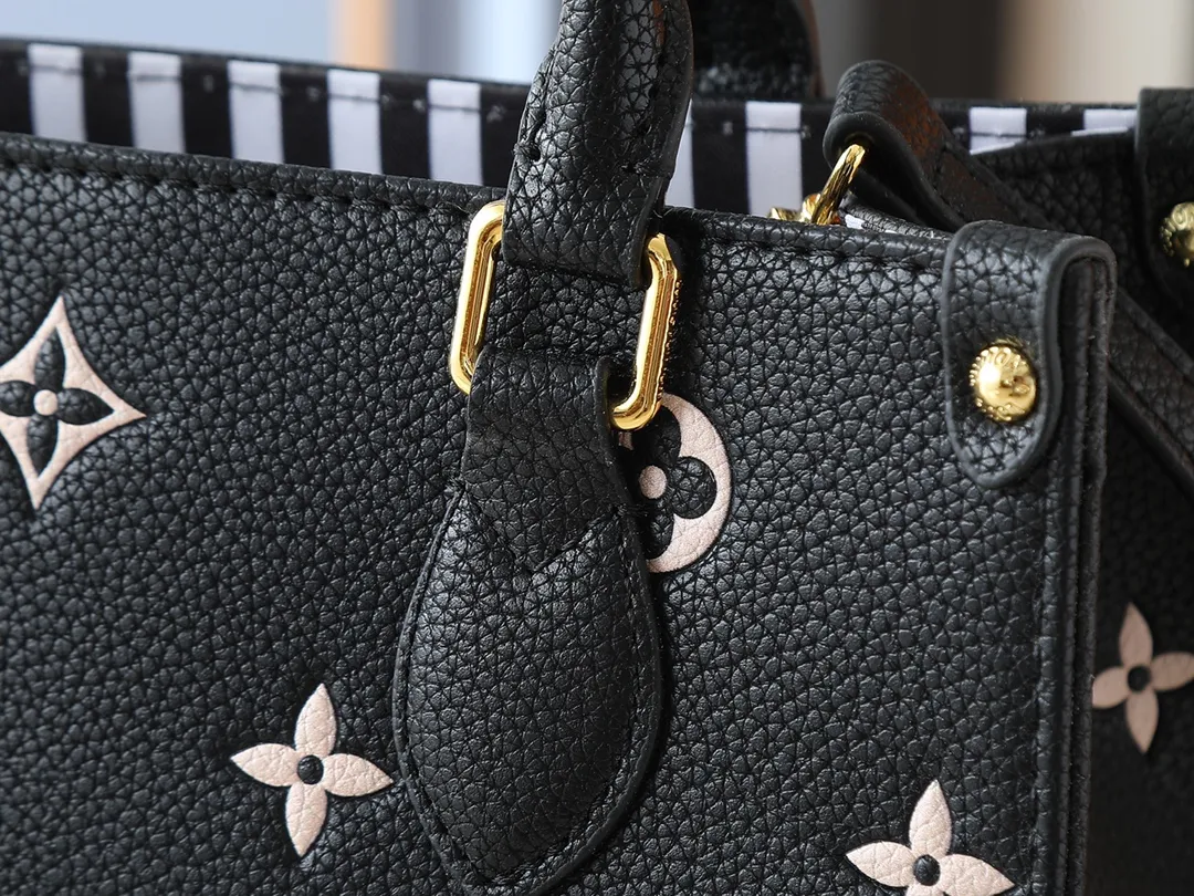 💰240💰Upgraded from the original M14403 M45659 [OnTheGo small handbag], the brand’s classic Monogram Empreinte leather is renewed, using the same tone to outline the pattern. The detachable metal chain decoration highlights the details, the striped fabric lining gives off an elegant atmosphere, and the detachable shoulder strap allows for shoulder or cross-body wear ~ size 25 x 19 x 11.5cm