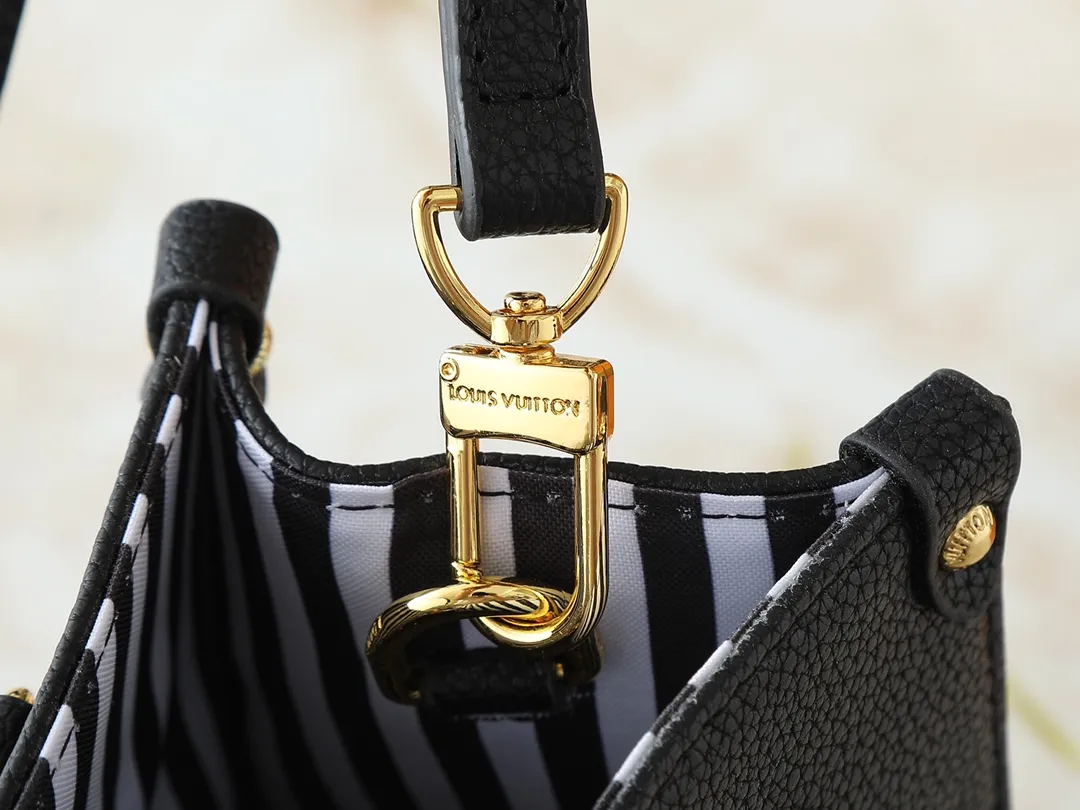 💰240💰Upgraded from the original M14403 M45659 [OnTheGo small handbag], the brand’s classic Monogram Empreinte leather is renewed, using the same tone to outline the pattern. The detachable metal chain decoration highlights the details, the striped fabric lining gives off an elegant atmosphere, and the detachable shoulder strap allows for shoulder or cross-body wear ~ size 25 x 19 x 11.5cm
