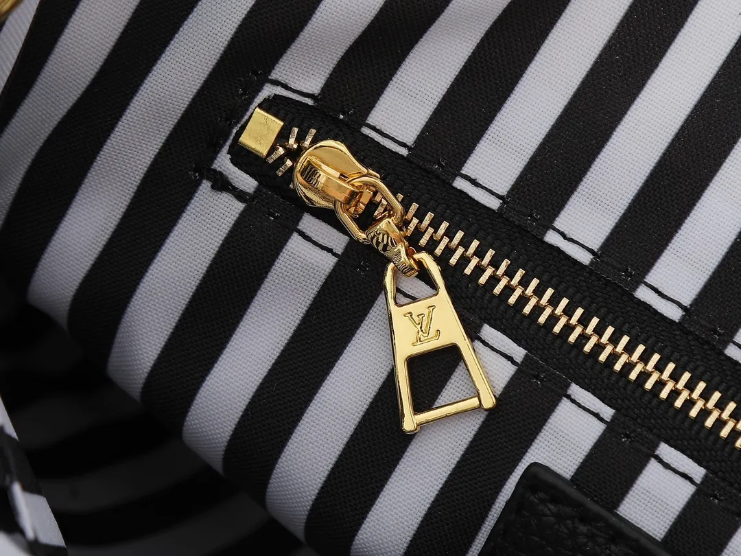 💰240💰Upgraded from the original M14403 M45659 [OnTheGo small handbag], the brand’s classic Monogram Empreinte leather is renewed, using the same tone to outline the pattern. The detachable metal chain decoration highlights the details, the striped fabric lining gives off an elegant atmosphere, and the detachable shoulder strap allows for shoulder or cross-body wear ~ size 25 x 19 x 11.5cm