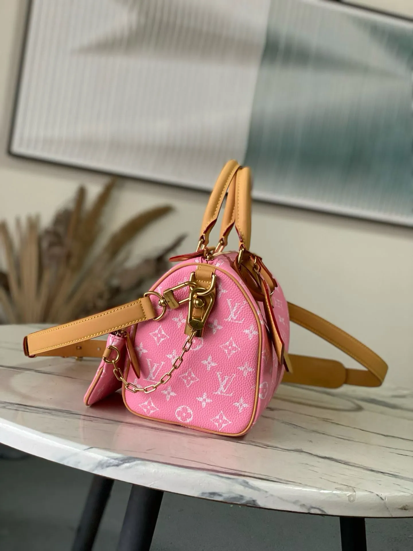 💰1540 Top Original Order M13911 Pink Small This Speedy P18 Bandouliere 25 handbag is made of soft cow leather with deep cow leather trim and a detachable and adjustable shoulder strap. Exquisite stitching, dyed edges and the iconic P18 nameplate create ingenious details. Dimensions: 25 × 19 × 15 cm