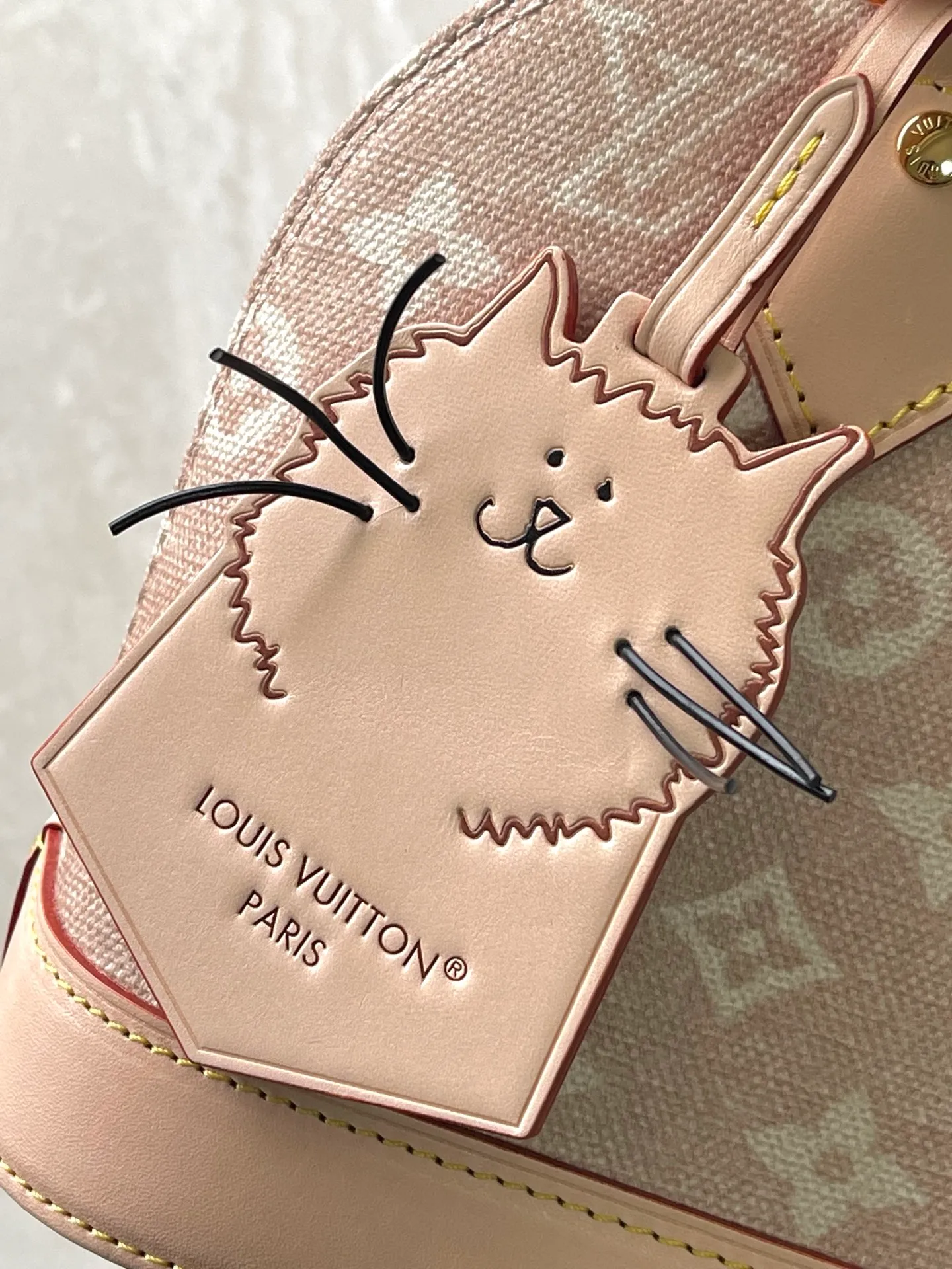 💰1180 Top Original Order M25728 This AlmaBB handbag comes from the Travels With Grace Coddington series launched by Louis Vuitton and Grace Coddington, focusing on the fun Meowgram pattern. The canvas bag is trimmed with cow leather, and the fabric shoulder strap displays the word "Louis Vuitton" in Coddington's handwriting. The exquisite padlocks and key cases once again prove the brand's exquisite craftsmanship. Dimensions: 23.5 × 17.5 × 11.5 cm