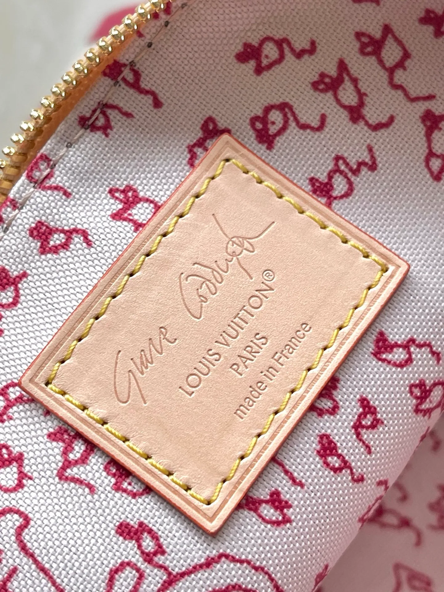 💰1180 Top Original Order M25728 This AlmaBB handbag comes from the Travels With Grace Coddington series launched by Louis Vuitton and Grace Coddington, focusing on the fun Meowgram pattern. The canvas bag is trimmed with cow leather, and the fabric shoulder strap displays the word "Louis Vuitton" in Coddington's handwriting. The exquisite padlocks and key cases once again prove the brand's exquisite craftsmanship. Dimensions: 23.5 × 17.5 × 11.5 cm