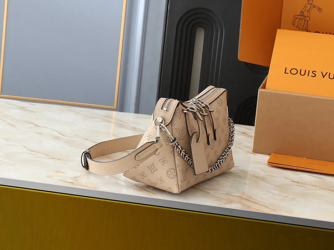 💰240💰Upgraded from the original M13157 M24255 M24114. This Hand It All small handbag uses cow leather to interpret the brand's Bloom elements, incorporates floral imagery into the perforated Monogram pattern, and upgrades the classic style with contrasting brand names. The inner patch pocket is convenient for storing mobile phones, and the woven chain allows for flexible switching between cross-body or shoulder wear. Dimensions: 29.0 x 18.0 x 13.0 cm (length x height x width)