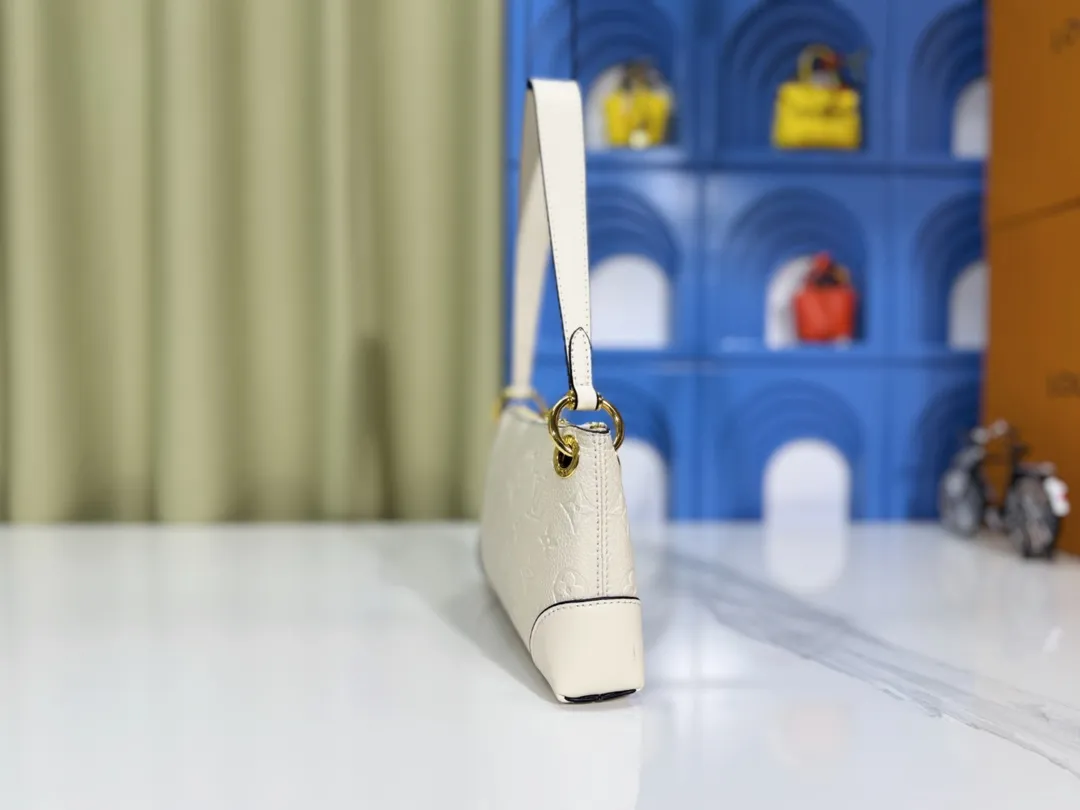 P200💰Upgraded from the original M12174, this Pochette Sèvres is part of the LV Ski Collection and is ready to shine in a “shiny” gun metal tone. It's crafted from signature Monogram Empreinte leather with pale gold hardware for an elegant contrast. The double zip closure features two pendants, one depicting an LV ring and the other displaying a crystal-embellished Monogram flower. Think of it as the perfect après-ski bag. Dimensions: 25 x 13 x 5 cm (length x height x width)